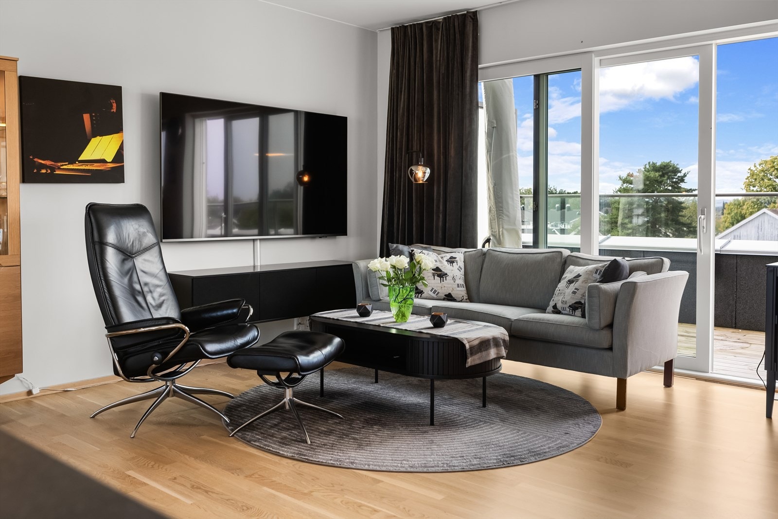 Det er plass til en romsligere sofagruppe om man ønsker Galleribilde