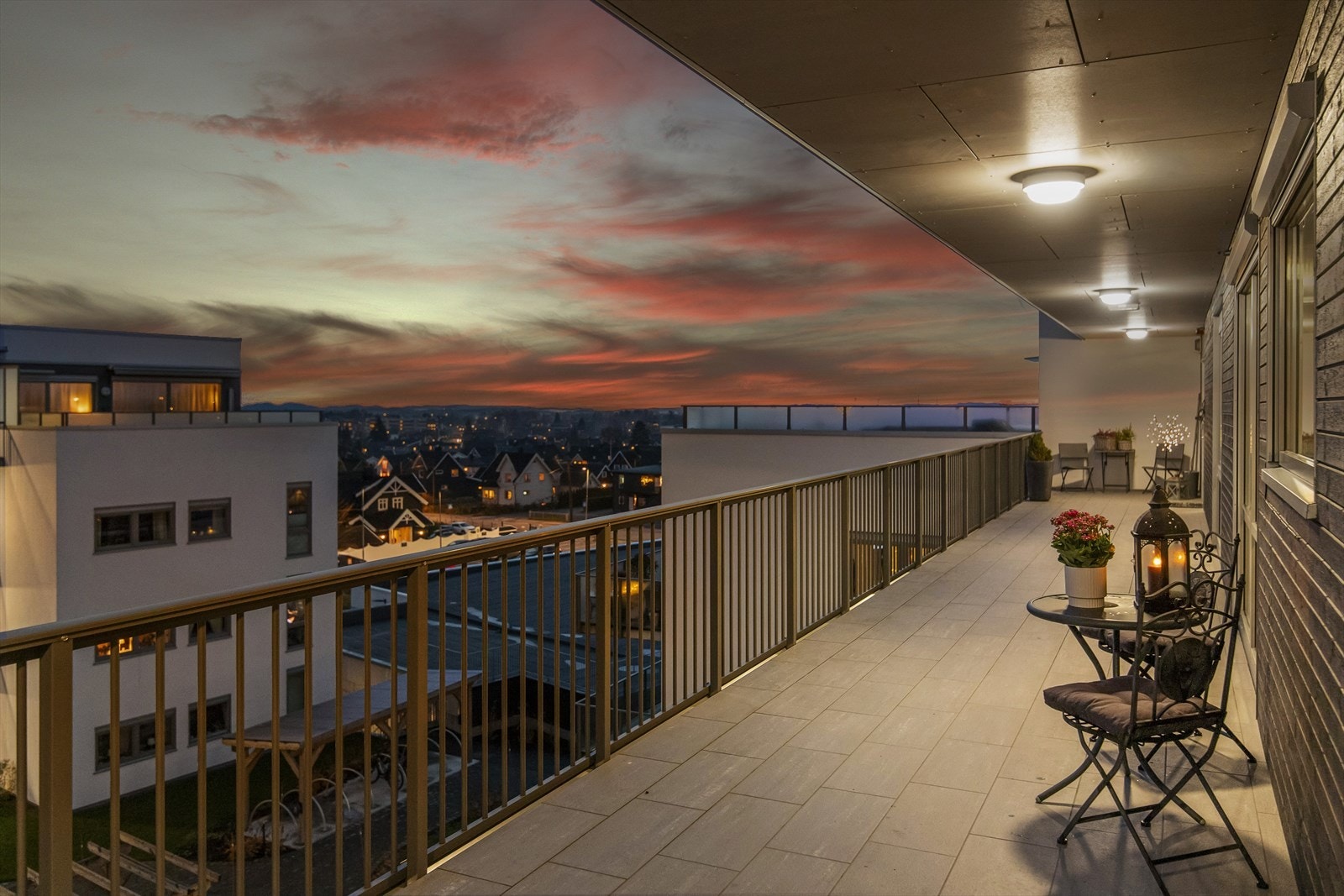 Det er også en sydvendt uteplass, dette er også adkomsten til leiligheten Galleribilde