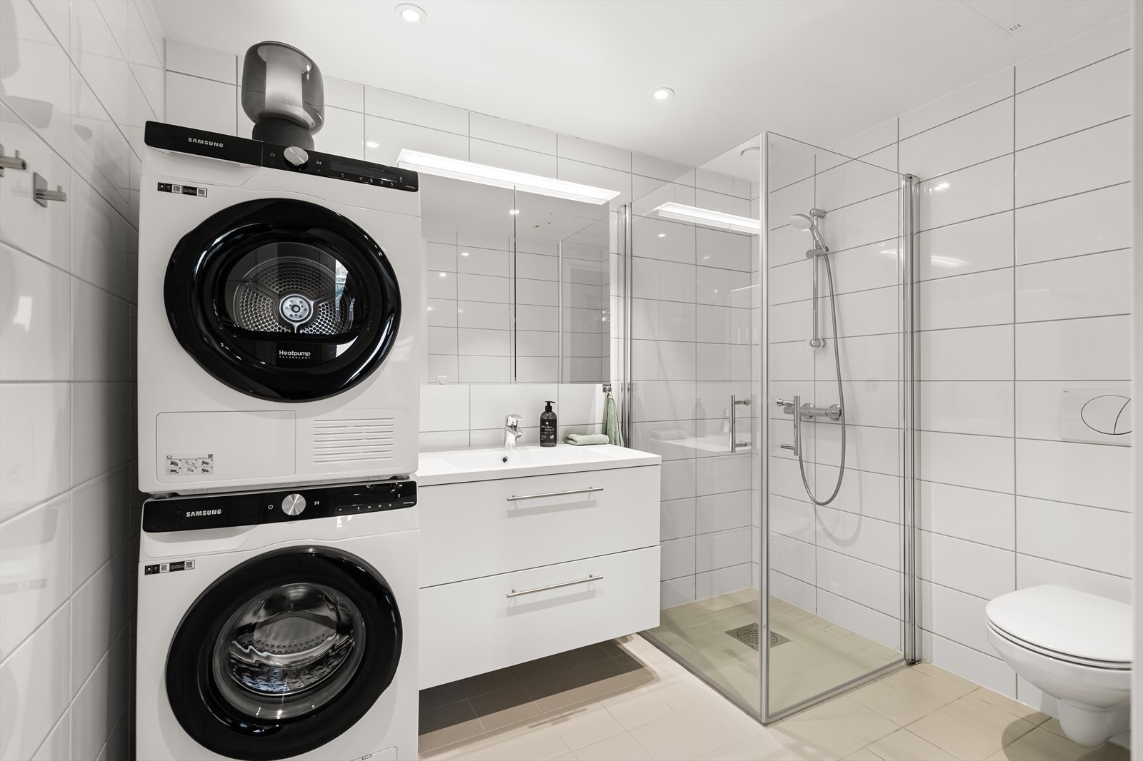 Hovedbad med plass til tørketrommel og vaskemaskin Galleribilde