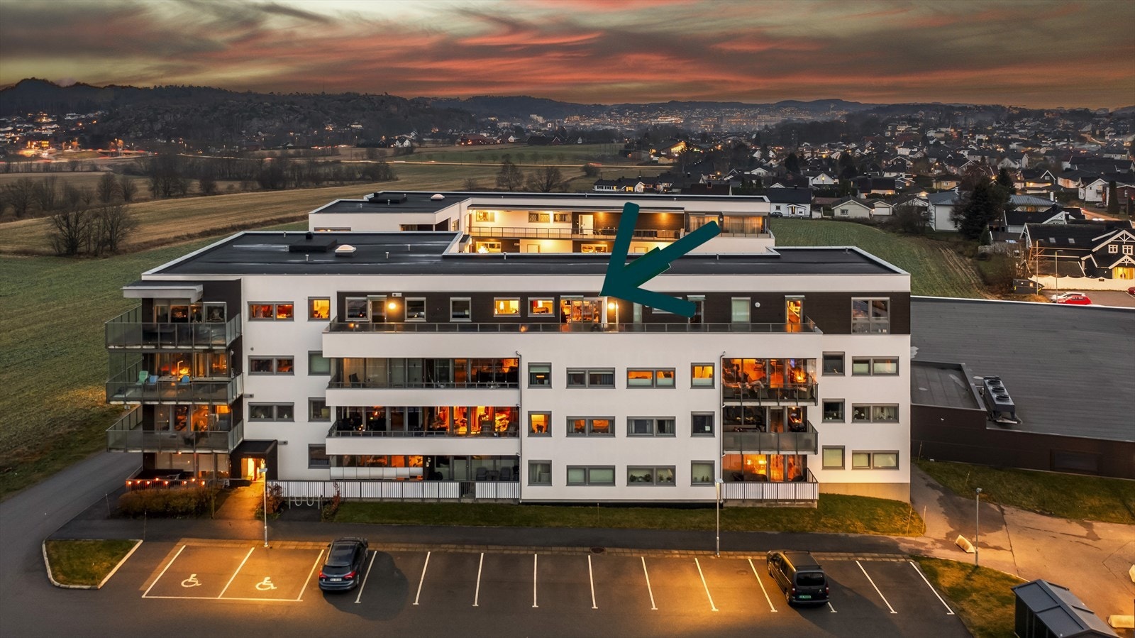 Dette er en toppleilighet med nydelig utsikt og stor balkong Galleribilde