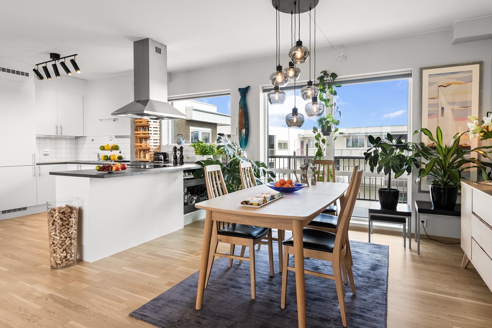 Det er et romslig kjøkken med smart innredning som er enkel og piffe til med detaljer Galleribilde