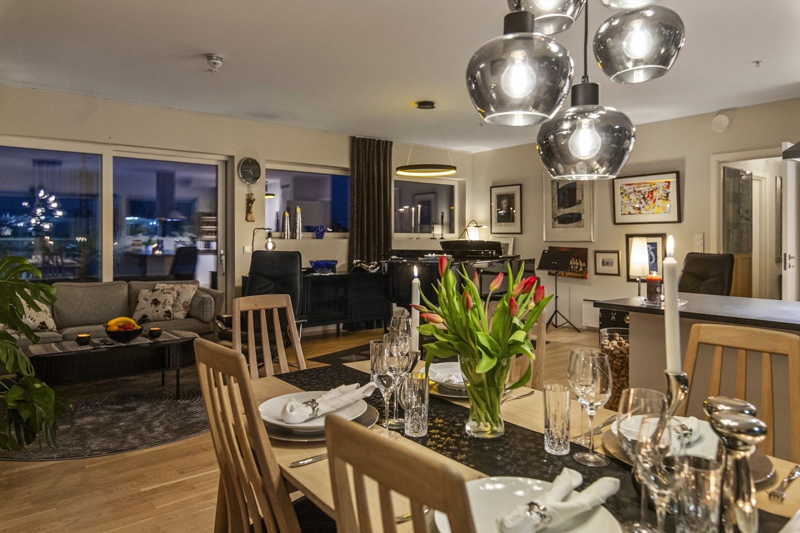 Det er en meget oversiktlig stue for den som har mange møbler, vil mye kunne passe i denne stua Galleribilde