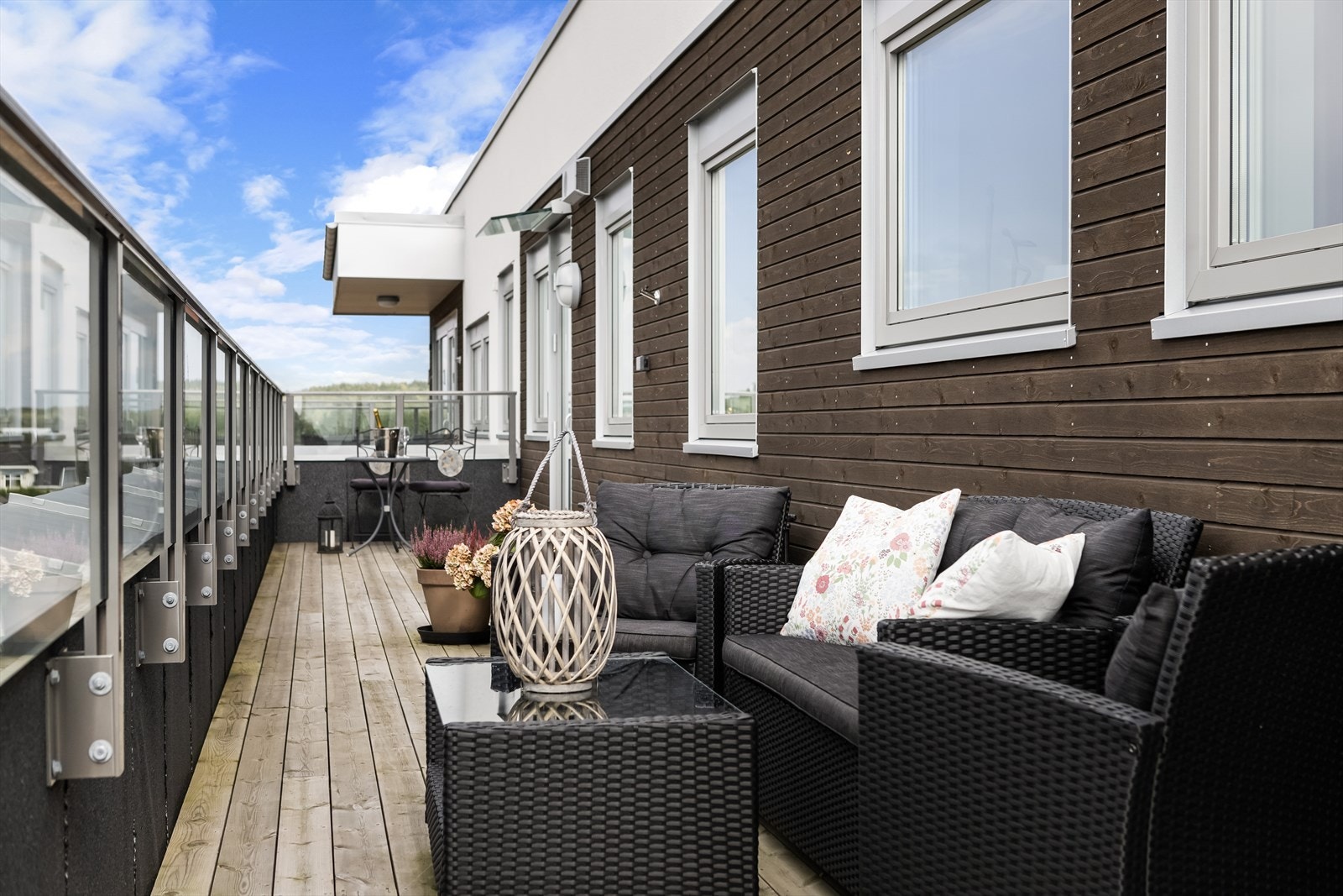 En balkong som gir deg deilig kveldssol Galleribilde