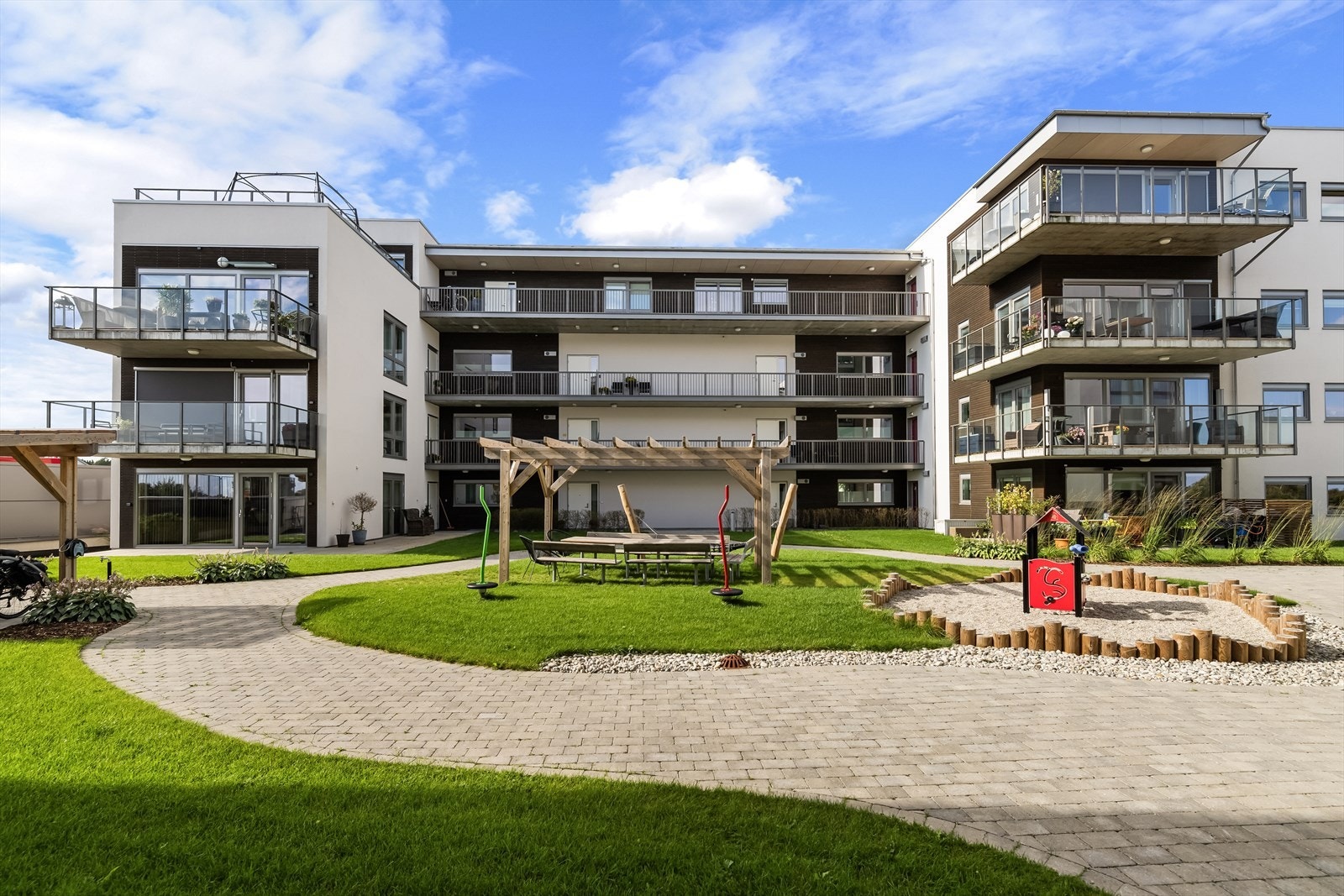 Fellesarealer har plass for de små å leke, om det er barn eller barnebarn, her er alle velkomne Galleribilde