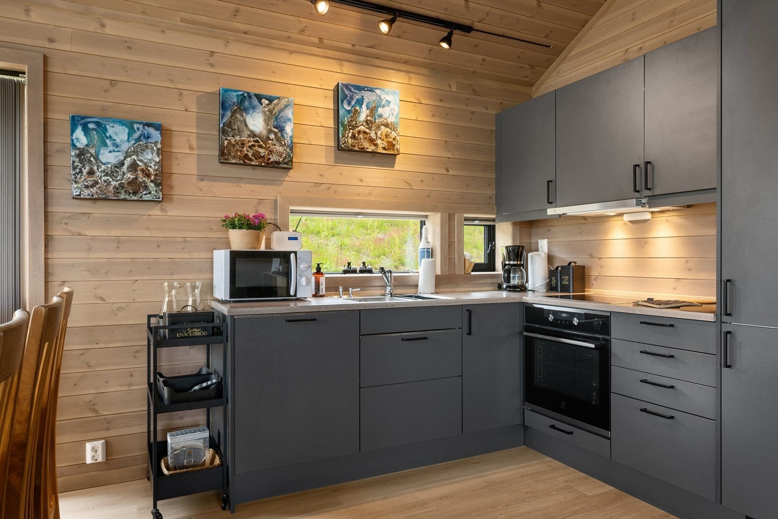 Kjøkkenet har tidsriktig innredning i grå utførelse og glatte fronter. Benkeplate av laminat. xxx Galleribilde