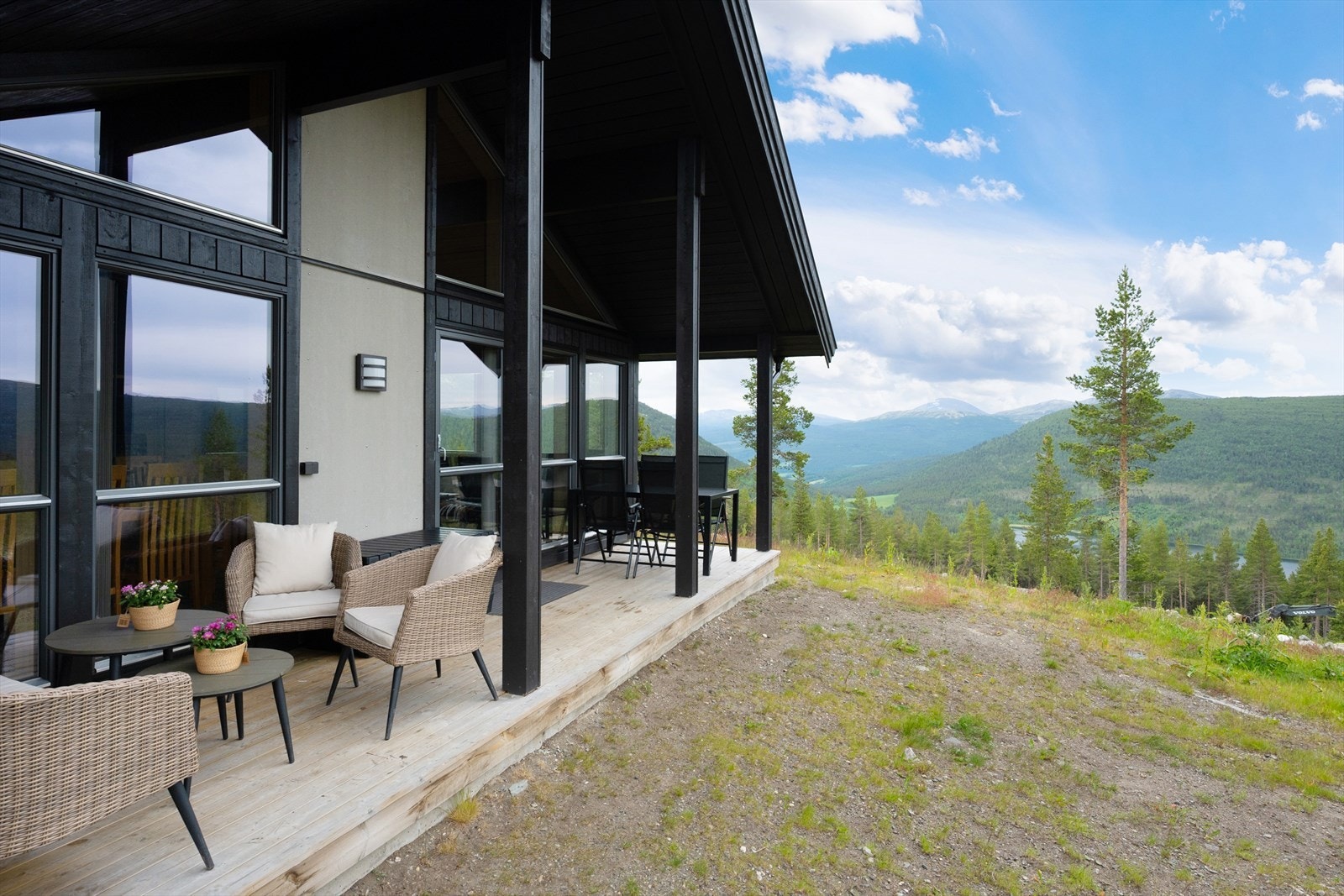 Fra stue/kjøkken er det utgang til overbygd terrasse med vidstrakt utsikt mot fjellområdene omkring. Galleribilde