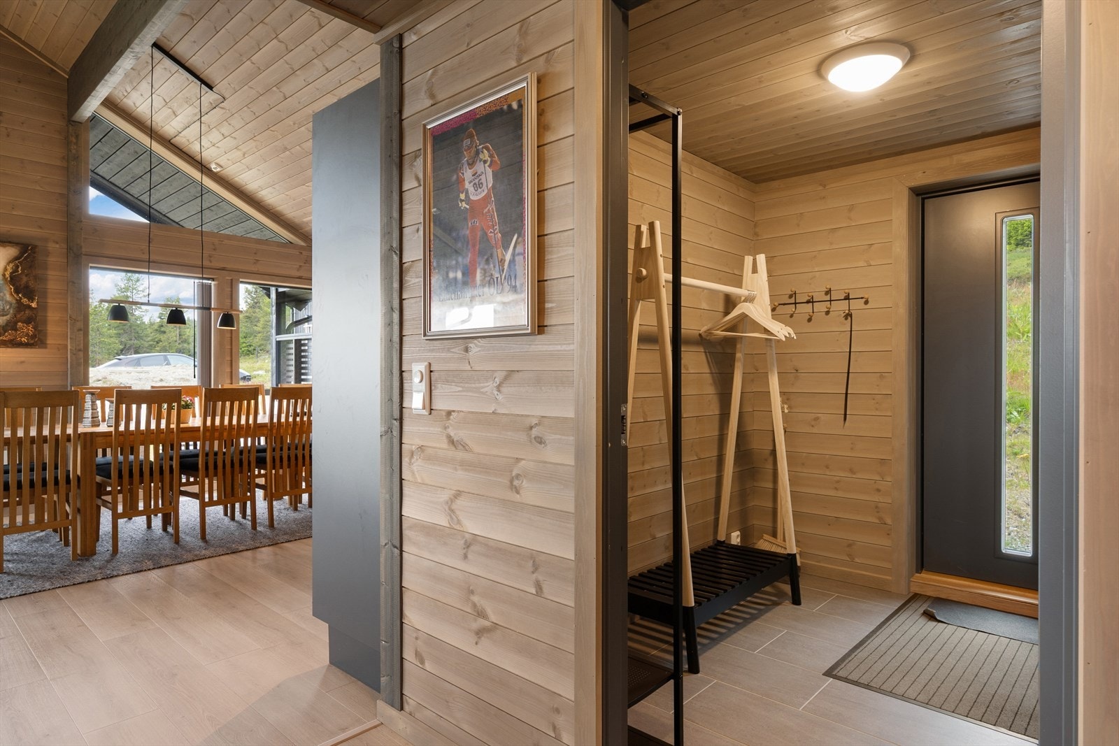 Entréen og gangen er lun og innbydende og det er god plass til klær og sko. Galleribilde