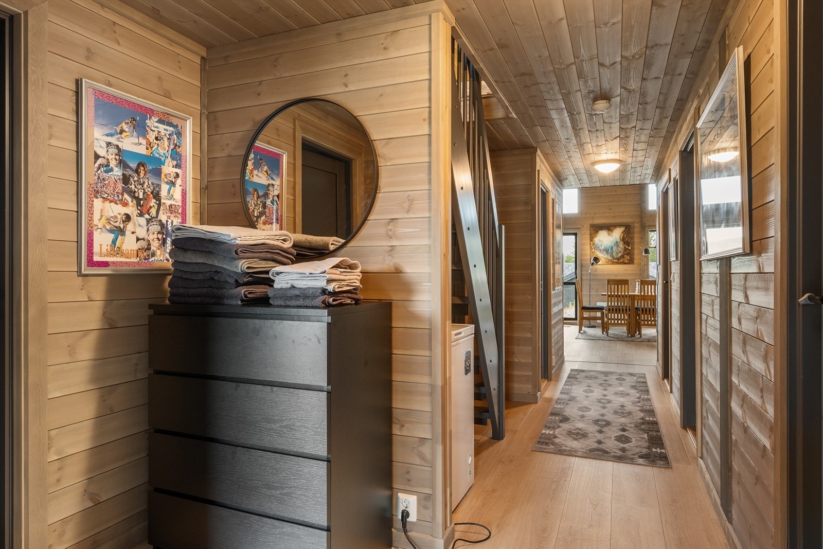 Trivelig interiør og fargevalg gir boligen et helhetlig uttrykk. Galleribilde