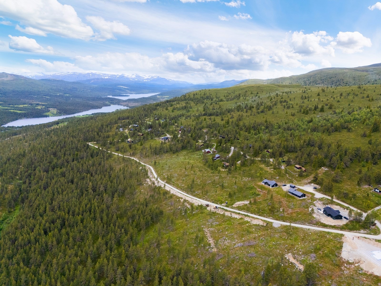 Fritidseiendommen har en fantastisk beliggenhet med utsikt over innsjø og fjell. Naturskjønt område, perfekt for friluftsliv og rekreasjon året rundt. Galleribilde