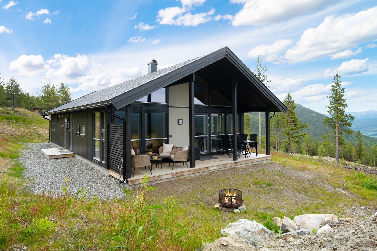 Med plass til både sitte-og spisemøbler innbyr terrassen til hyggelige stunder utendørs. Galleribilde