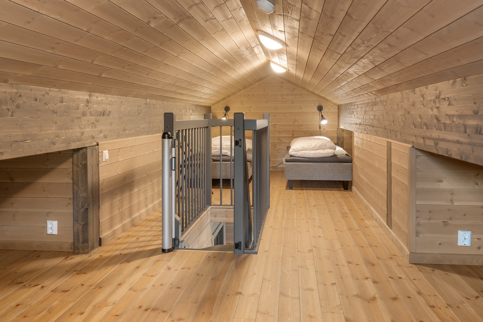 Fra gangen er det trapp opp til hemsen. Galleribilde