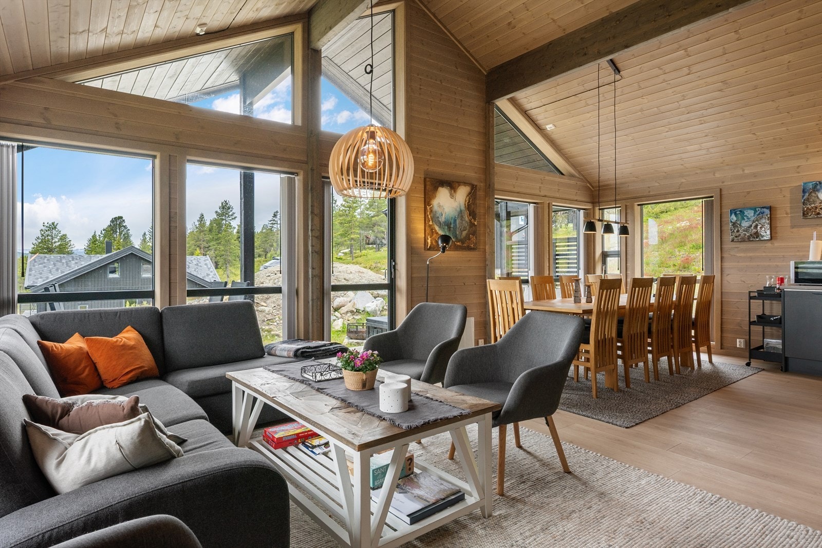 Det er god plass til sofagruppe, lenestoler, TV-møbler, spisestue mm. Galleribilde