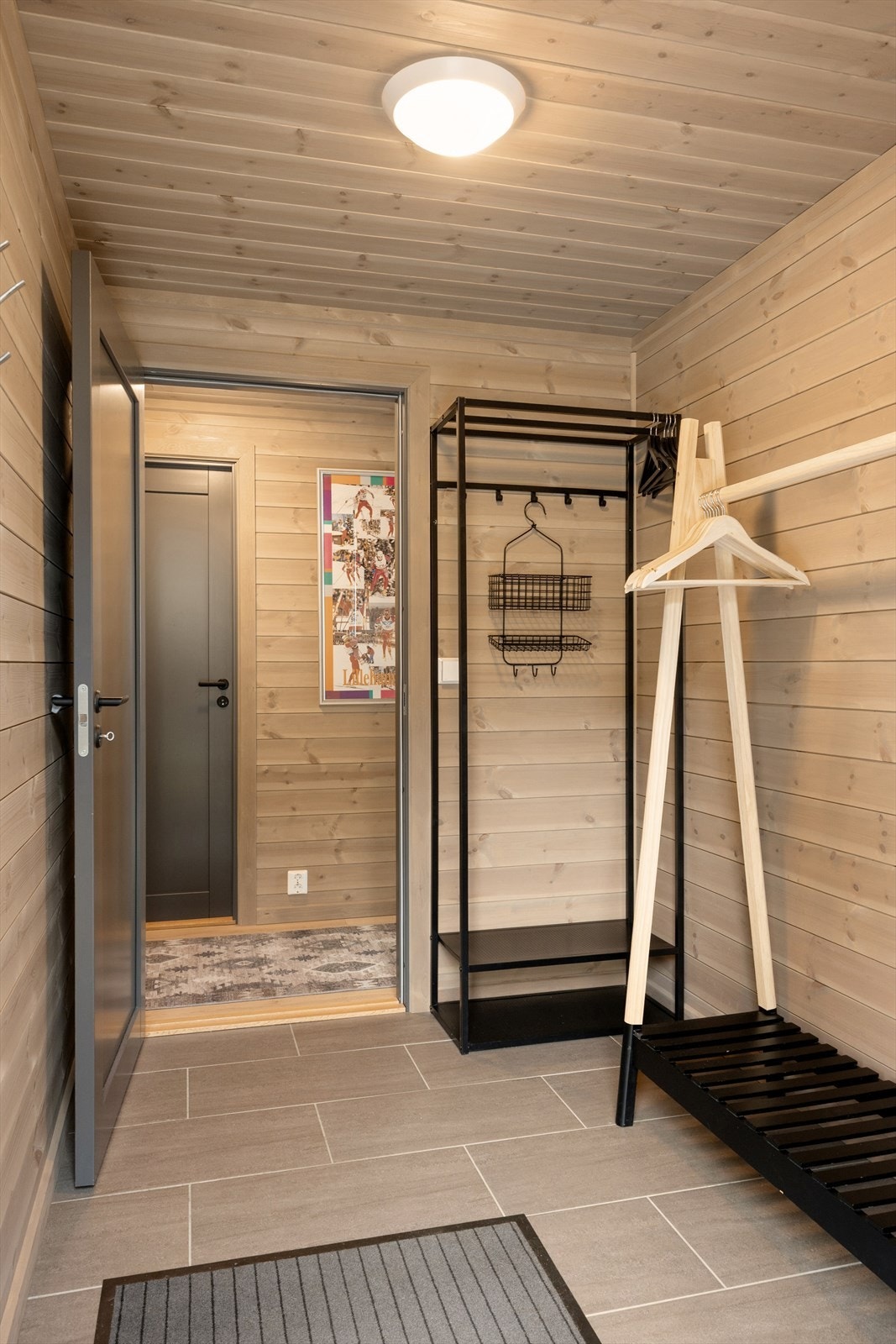 Gangen har et praktisk, flislagt gulv. Galleribilde