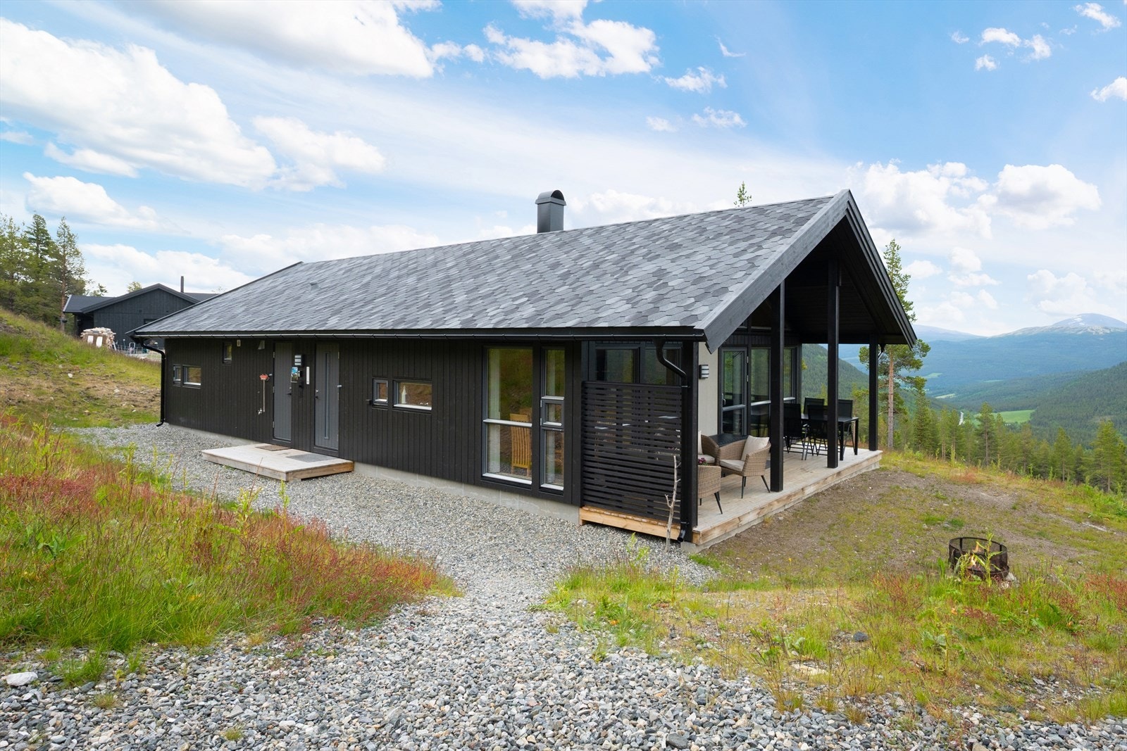 Eiendommen fra 2022 ligger fint til ca 900 moh i hyttefeltet Bringsfjellet Panorama, mellom Lalm og Heidal. Galleribilde