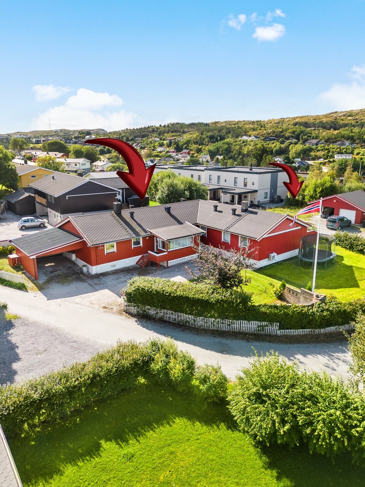 Boligen er sammenbygd med annen bolig, men de er avdelt og har hver sine uteområder og innkjørsler, legg merke til garasjetomten ved siden av den andre garasjen. Foto Jimmy Seo Galleribilde