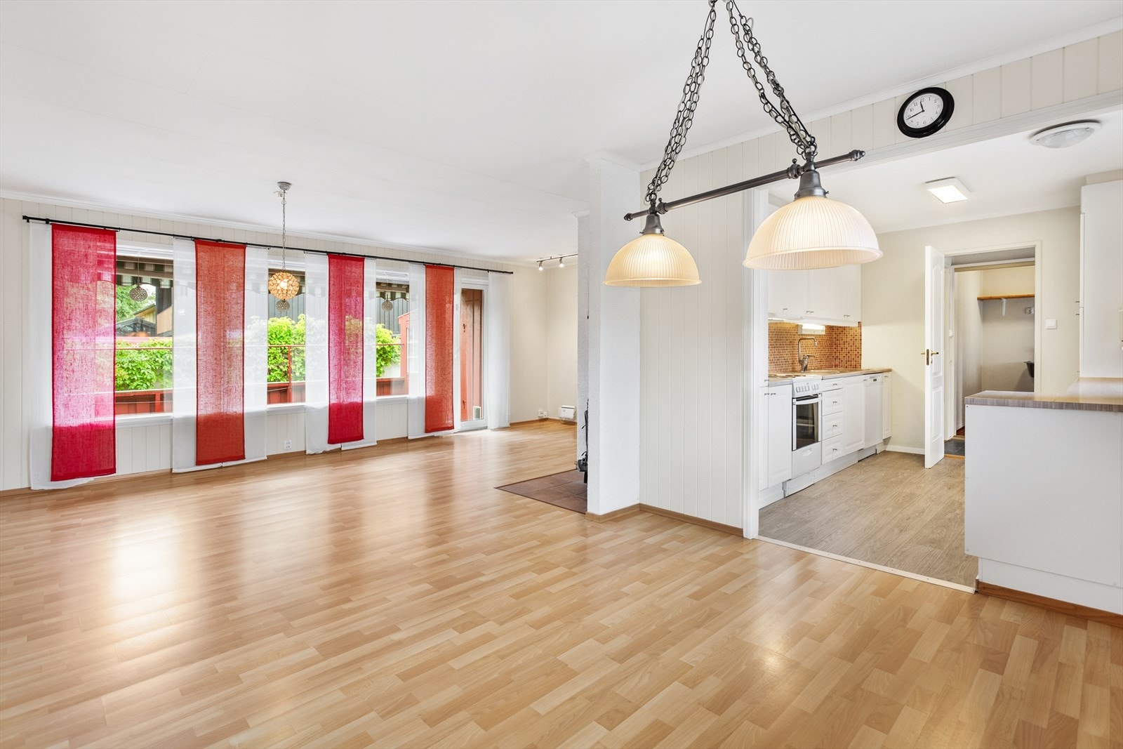 Stua er vinkelformet med romslige vinduer mot sør, den er på 33 kvm, stue og kjøkken er da 41 kvm til sammen Galleribilde