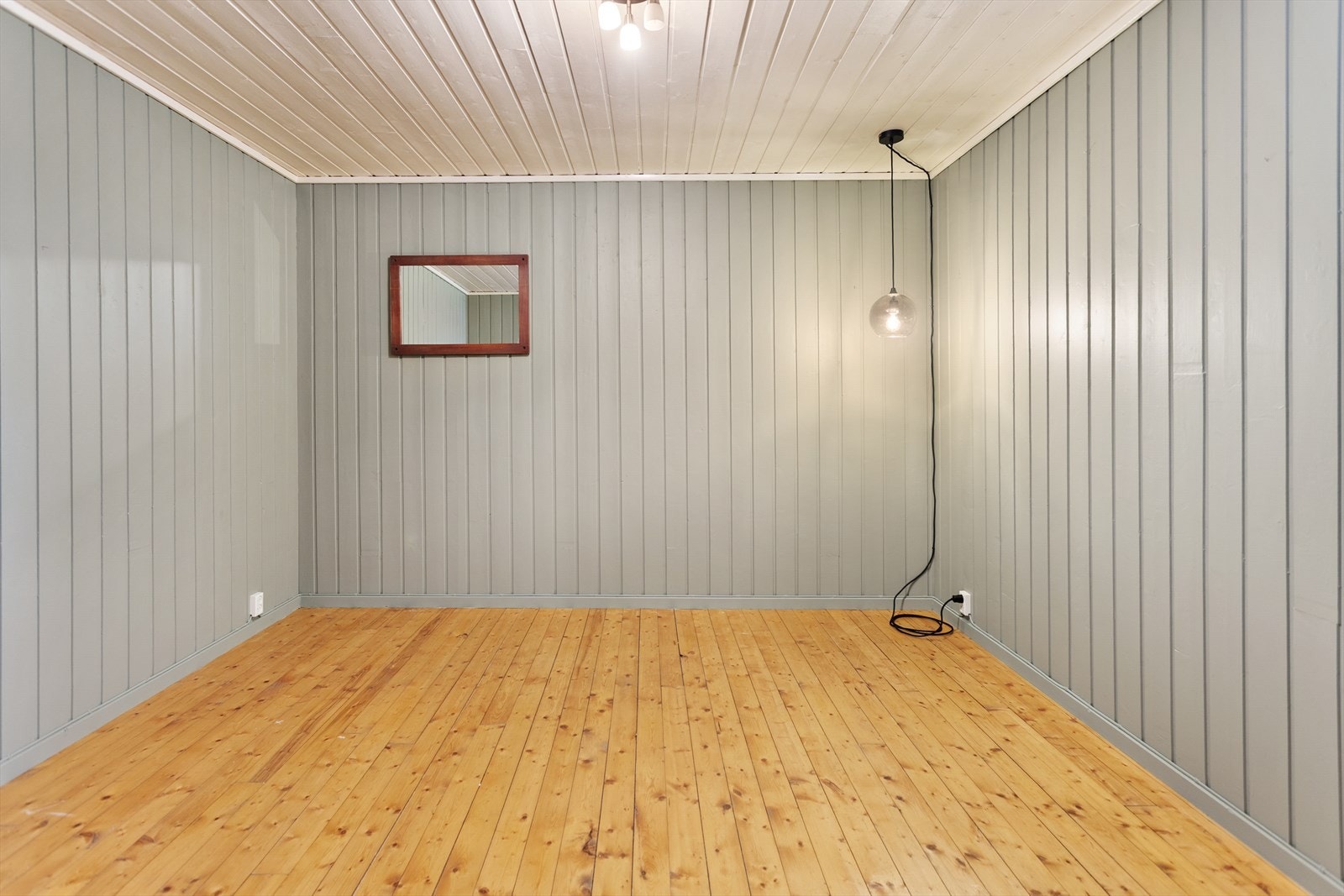 Disponibelt rom nr 2 i underetasje, også på 11 kvm, har tidligere blitt brukt som kjellerstue Galleribilde