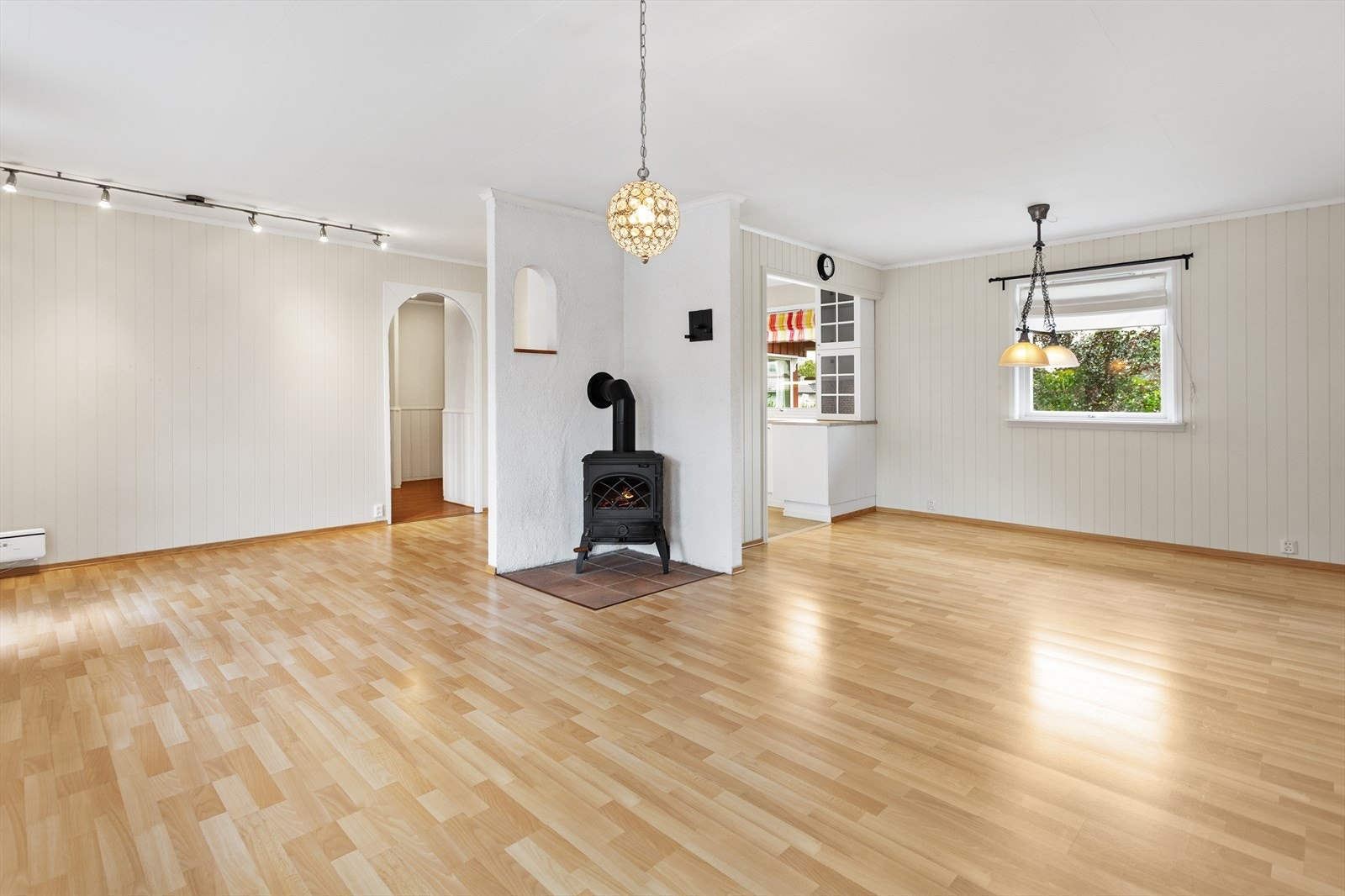 Boligen varmes opp ved hjelp av vedfyring og varmepumpe Galleribilde