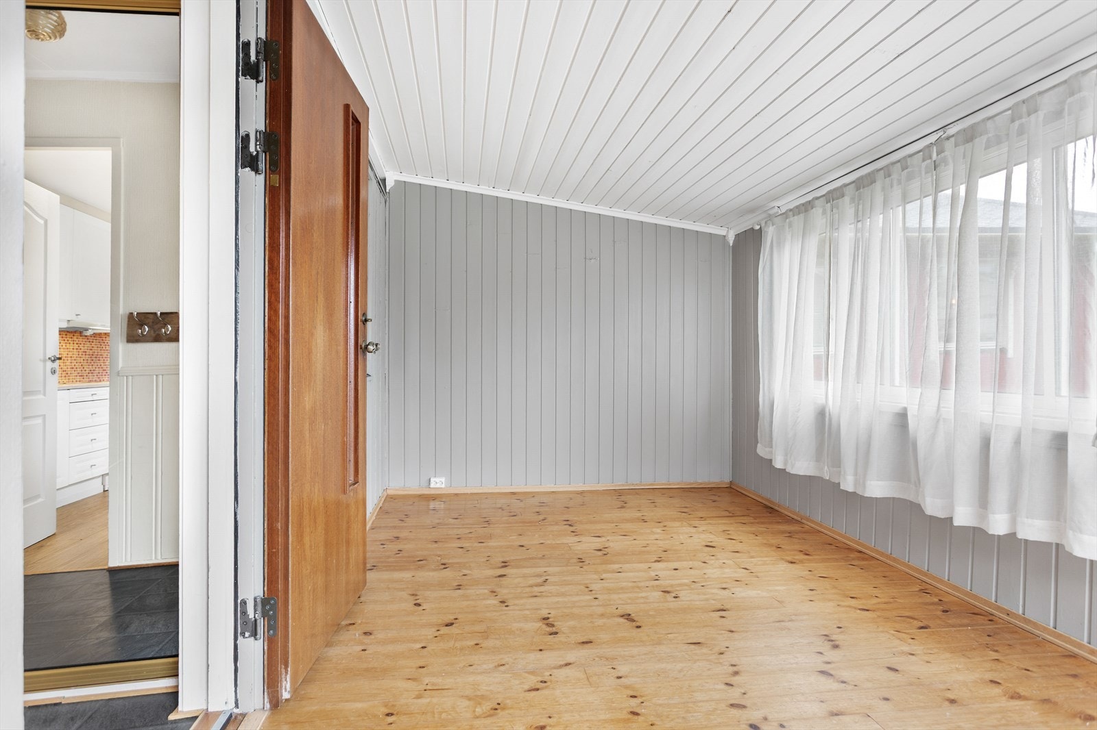 Velkommen inn i boligen, her kommer vi rett til en innbygd terrasse som har blitt benyttet som entre og kaffekrok Galleribilde