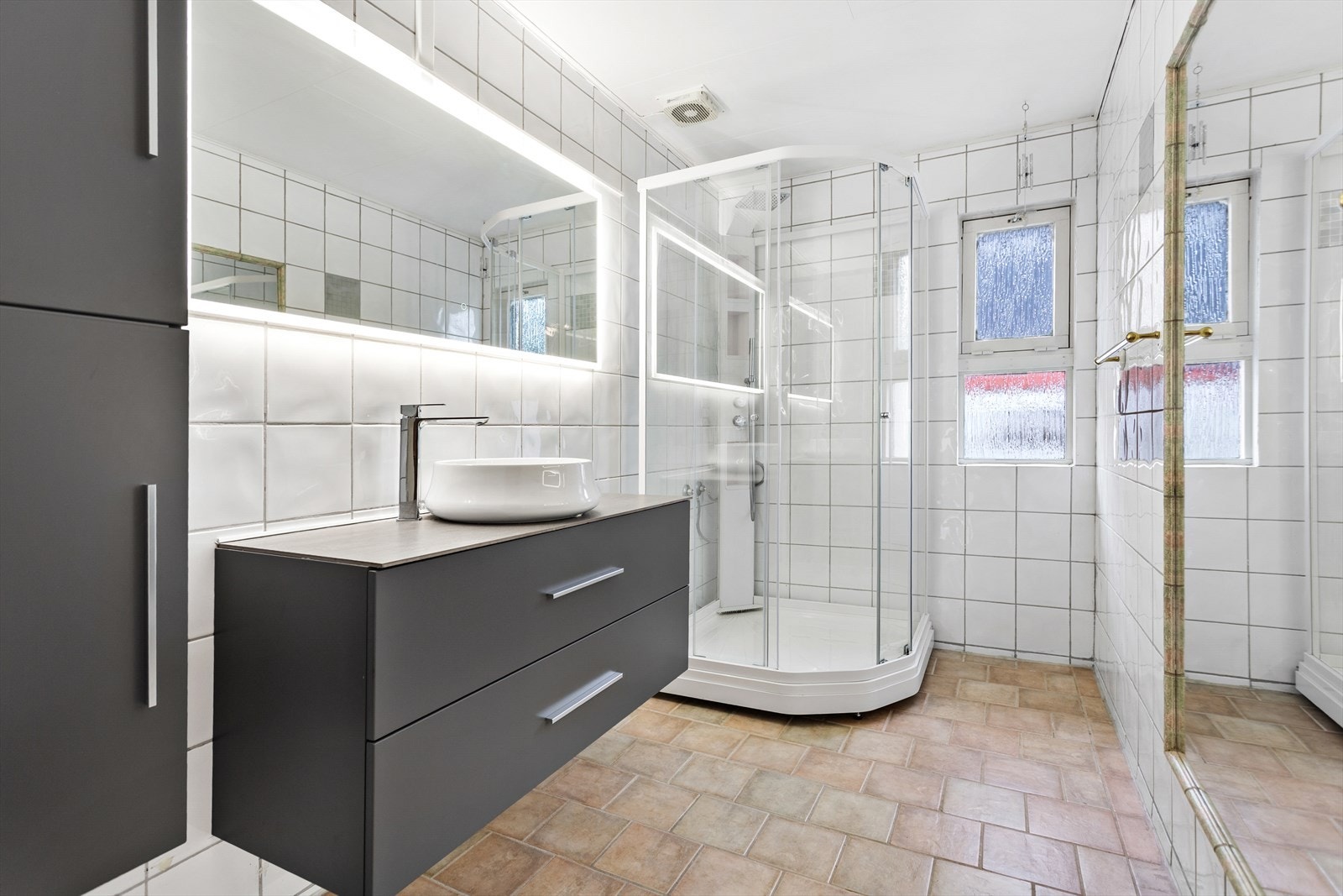 Det ble satt inn nytt dusjhjørne og baderomsinnredning i 2020 Galleribilde