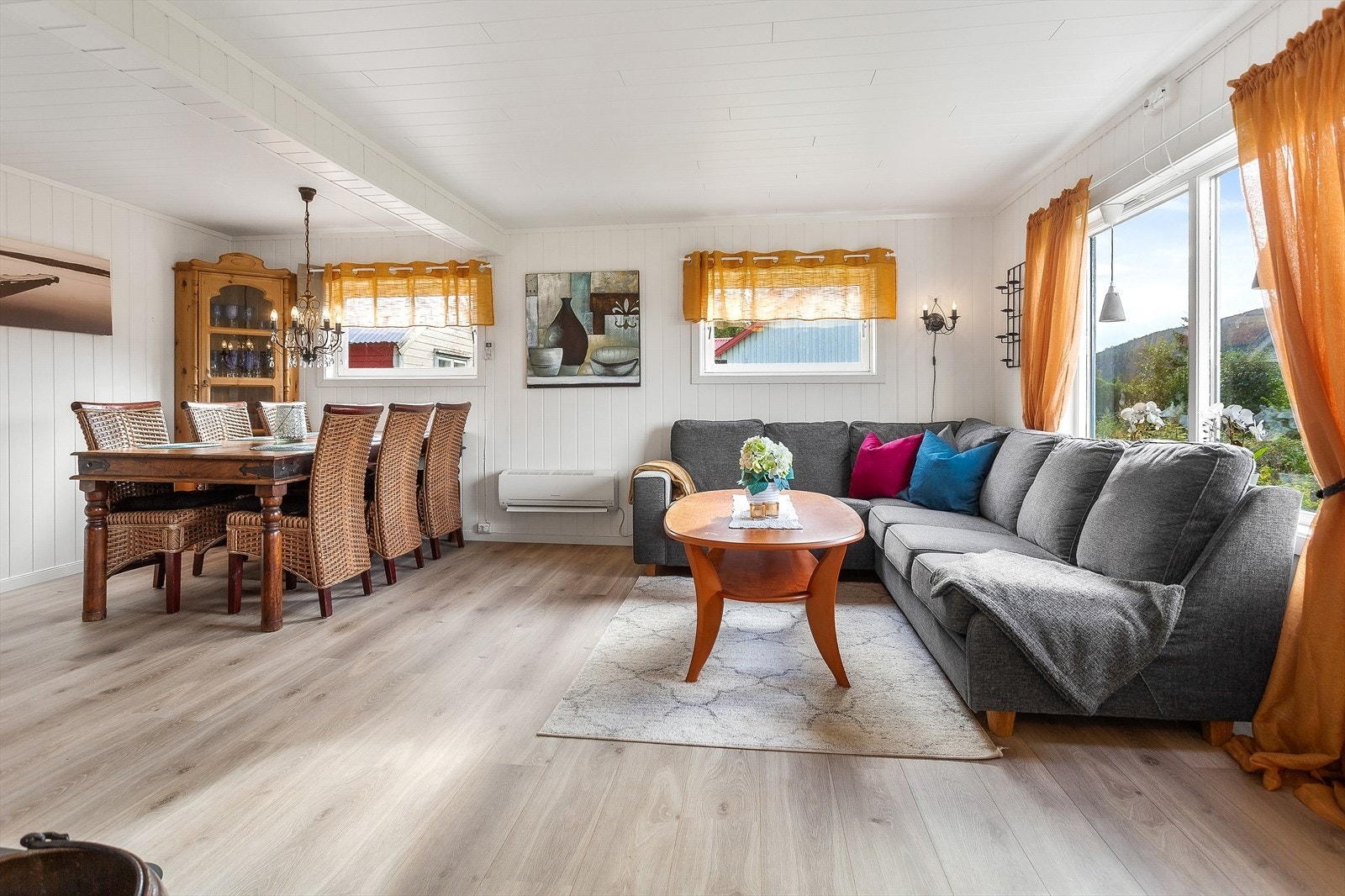 Boligen varmes opp ved hjelp av både vedfyring og varmepumpe Galleribilde