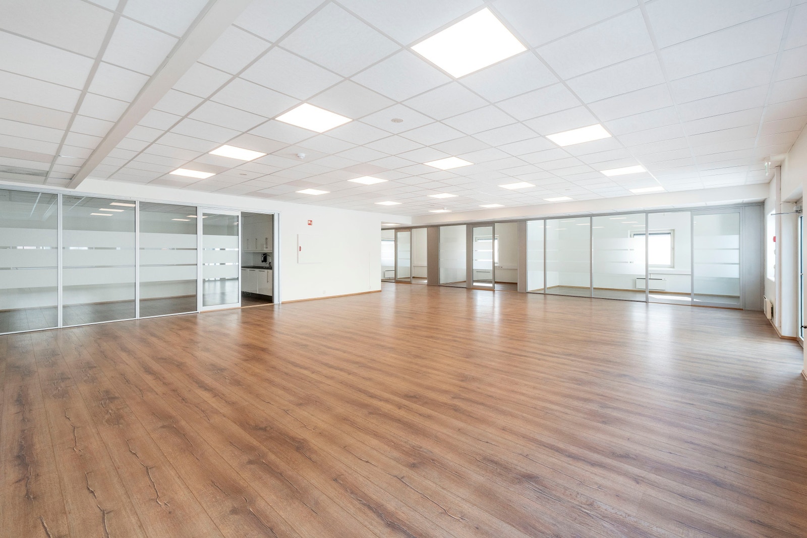 Dagens rominndeling er en kombinasjon av åpent landskap og cellekontorer med støttefunksjoner Galleribilde