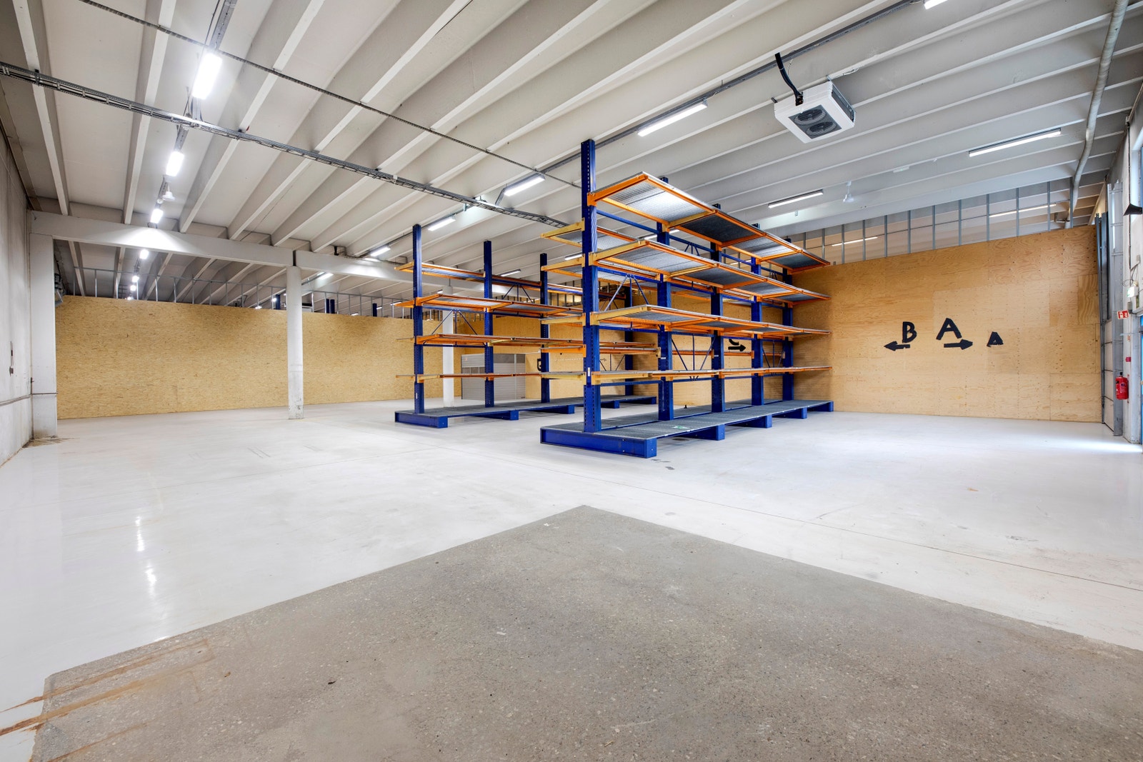 Høytlager I: Fri innvendig takhøyde på ca. 6 meter.
God belysning og epoxygulv. Galleribilde