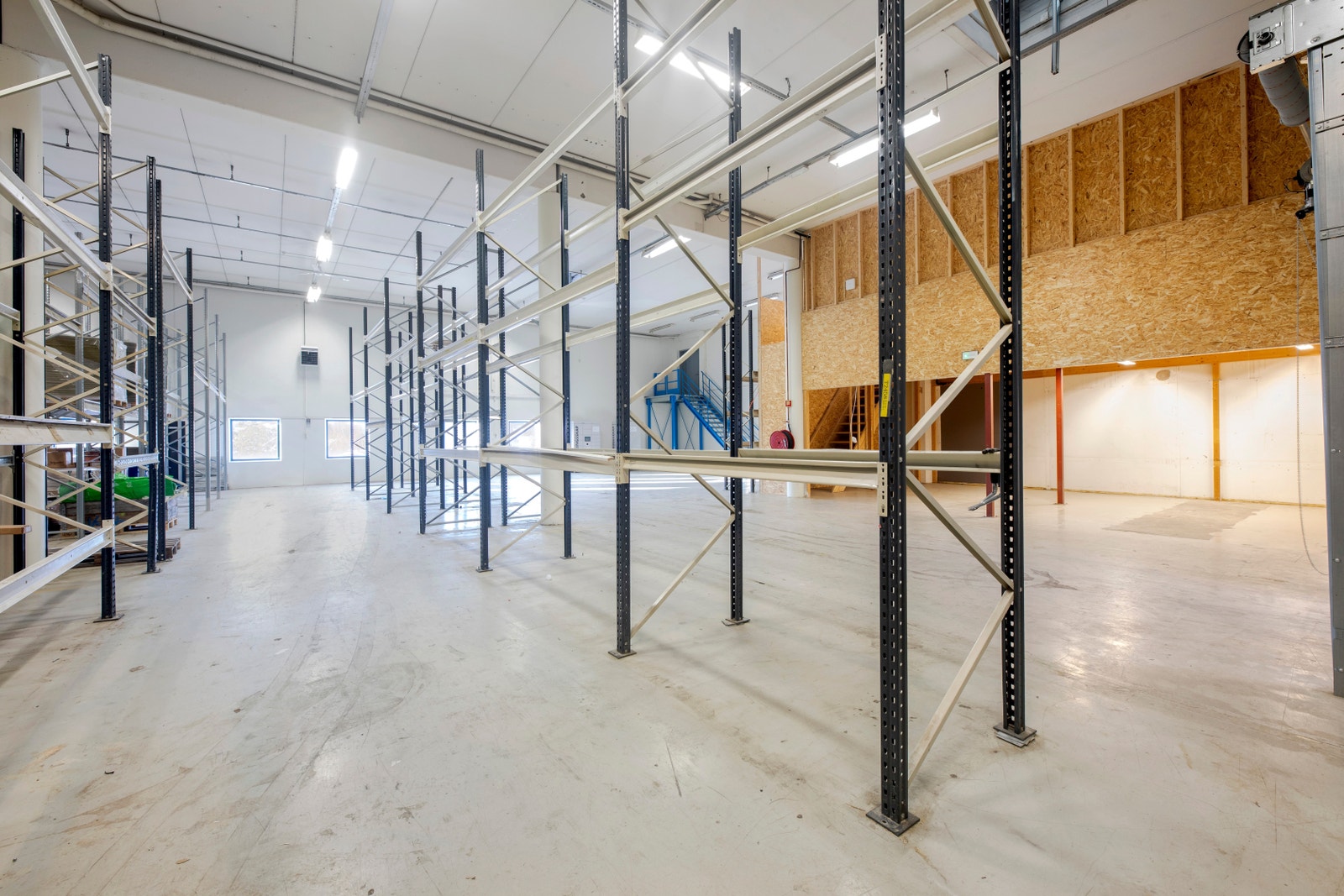 Vindusflater sørger for naturlig dagslys i lagerarealene Galleribilde