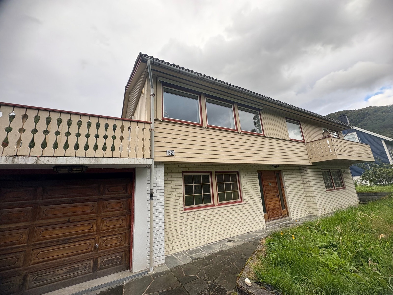 Huset med inngangsparti og garasje Galleribilde