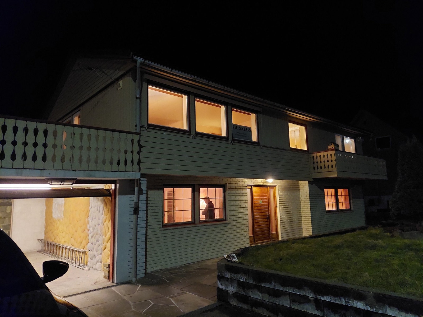 Fasade med inngangsparti og garasje Galleribilde