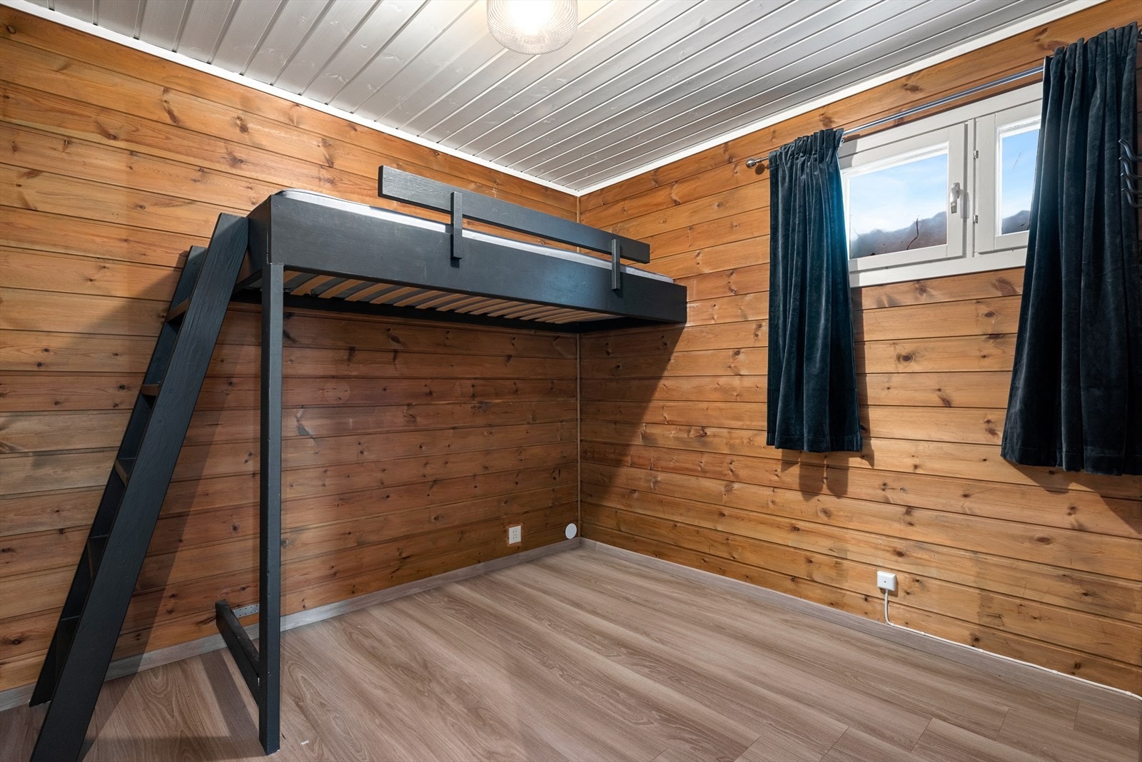 Det er to pene soverom i leiligheten - ett på ca. 7,5 kvm og ett på ca. 3,5 kvm. Galleribilde