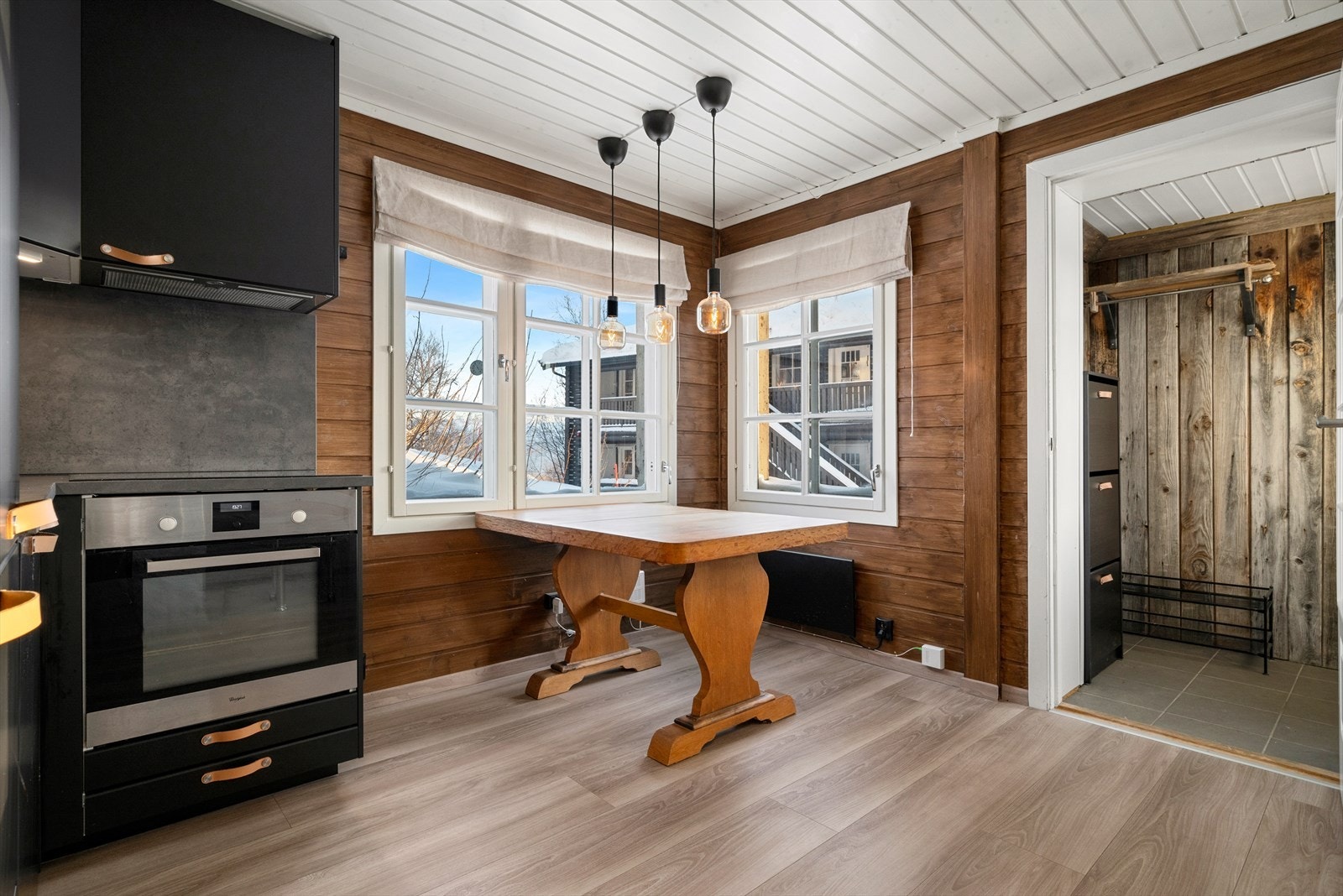 I nærheten av kjøkkenet er det god plass til spisebord. Galleribilde