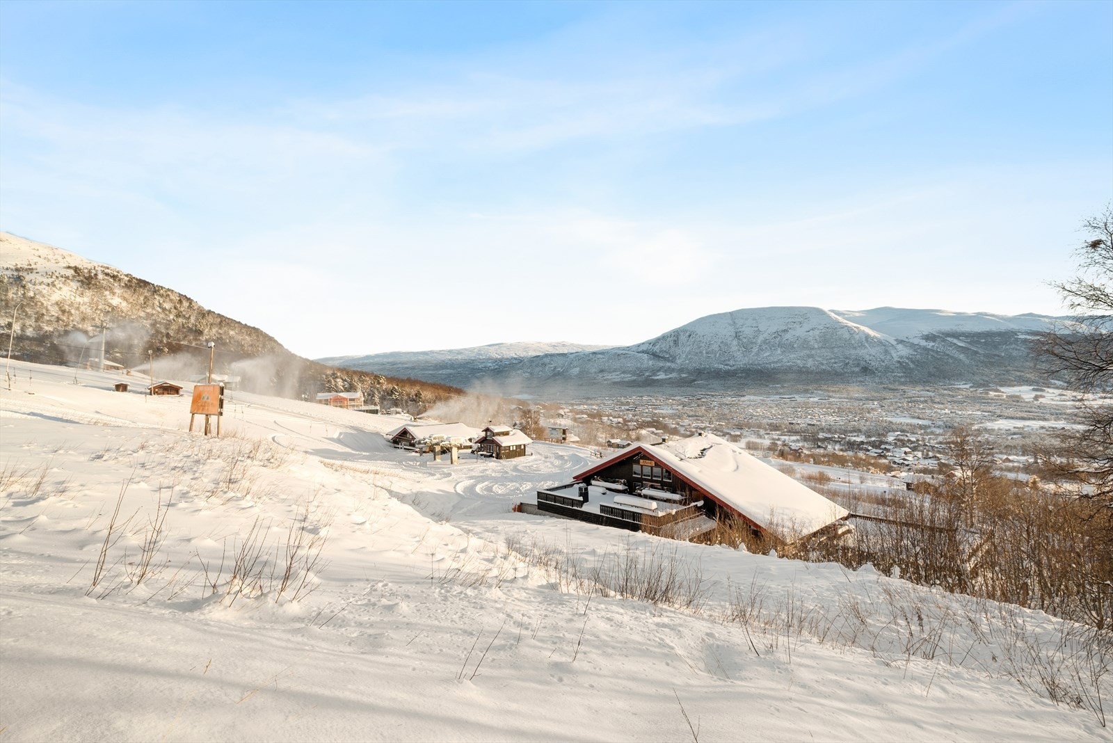Loftet Afterski ligger i nabolaget og det er ca. 4 km inn til Oppdal sentrum med ytterligere fasiliteter. Galleribilde
