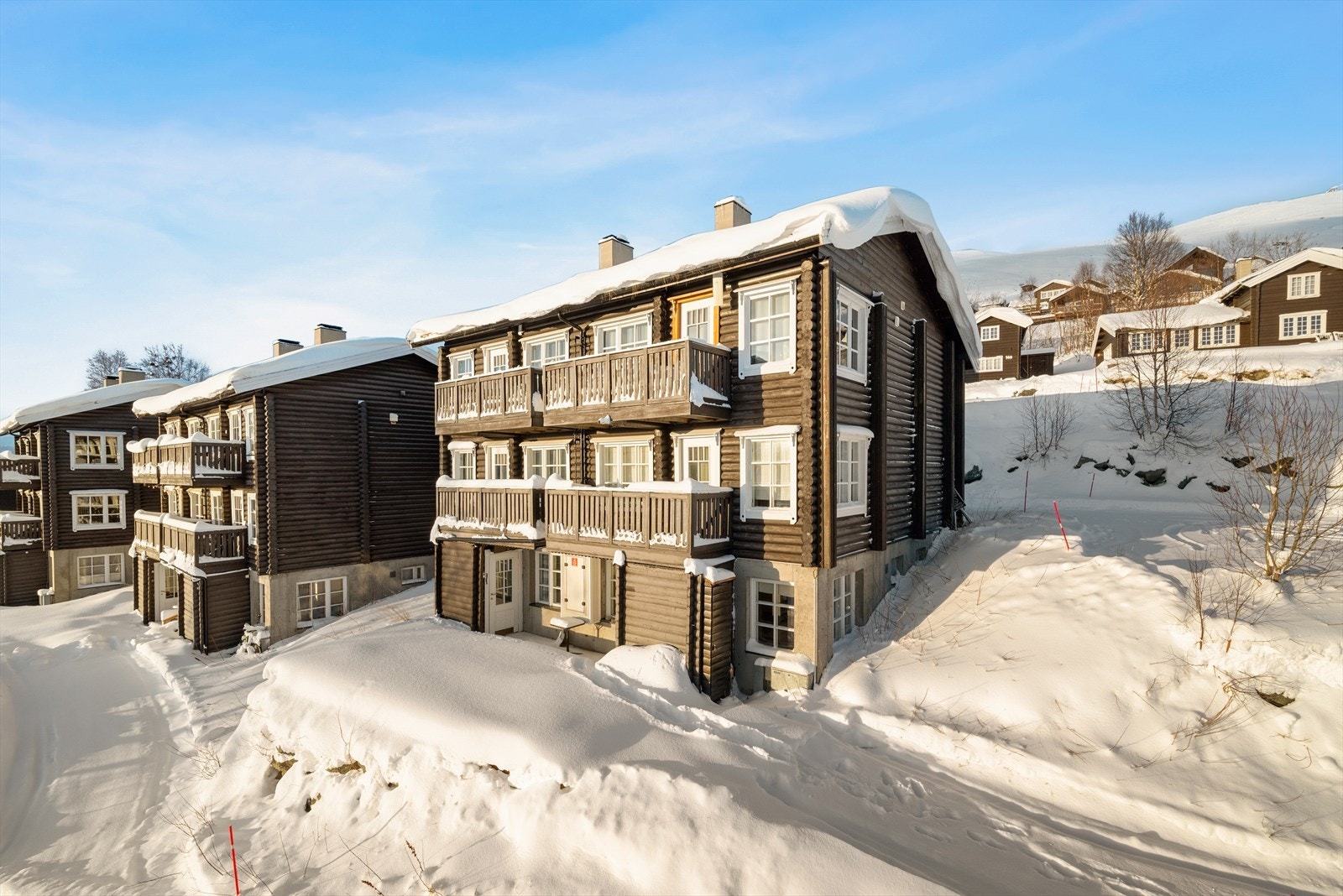 Fritidsleiligheten ligger i sokkeletasjen i et bygg med flere leiligheter fra 1991. Galleribilde