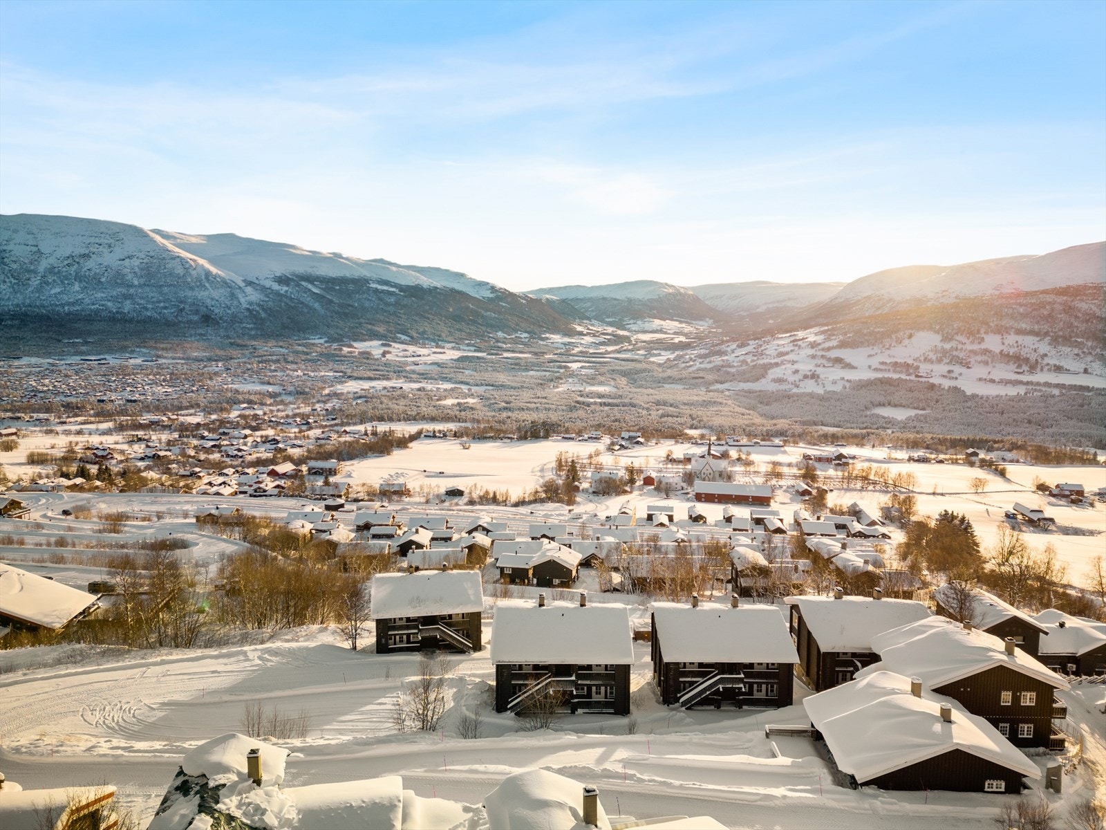 Beliggenheten er særdeles attraktiv, i et etterspurt hytteområde med naturopplevelser rett utenfor døren. Galleribilde