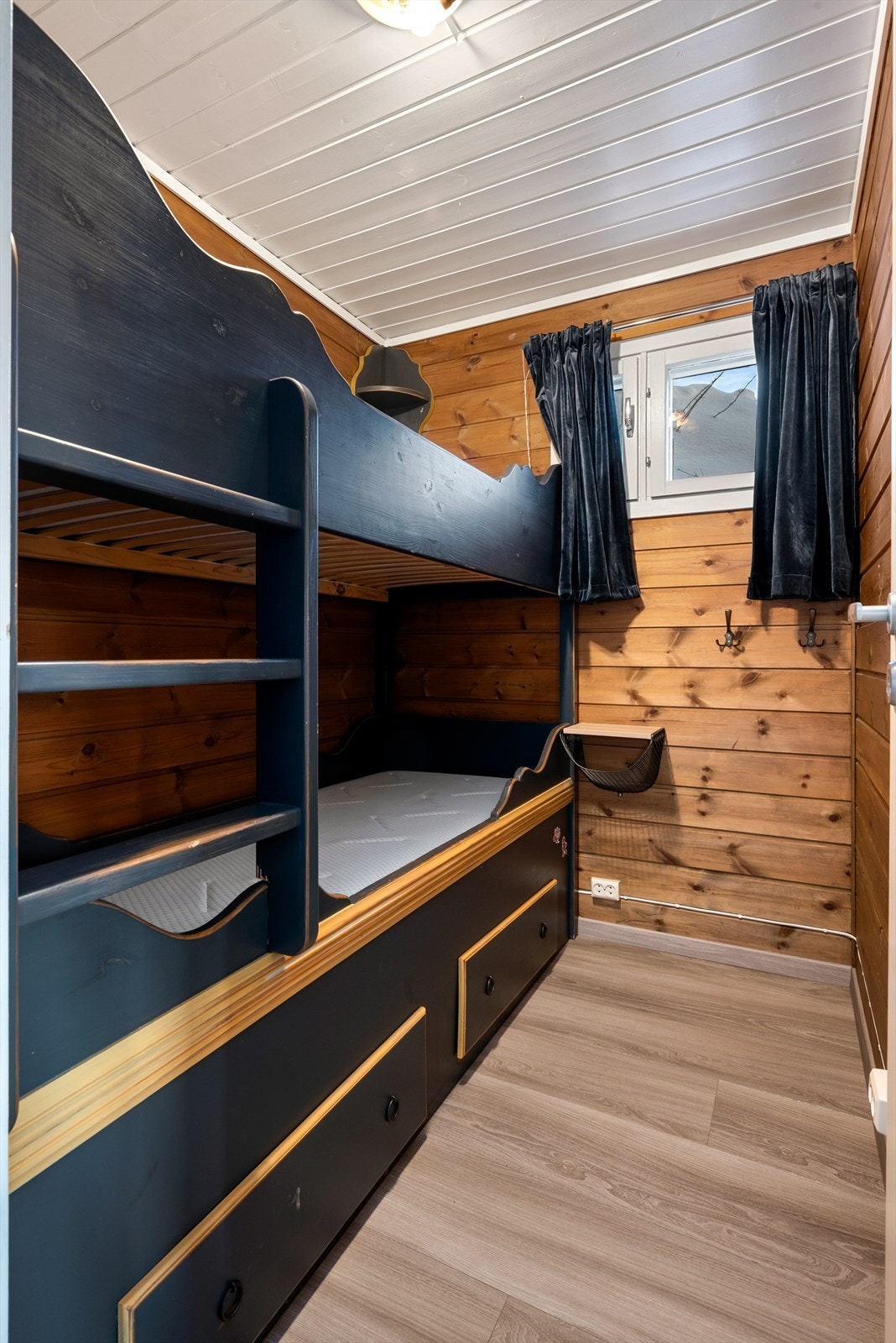 Det er en plassbygd køye på det største soverommet, samt en tradisjonell køyeseng på det andre. Galleribilde