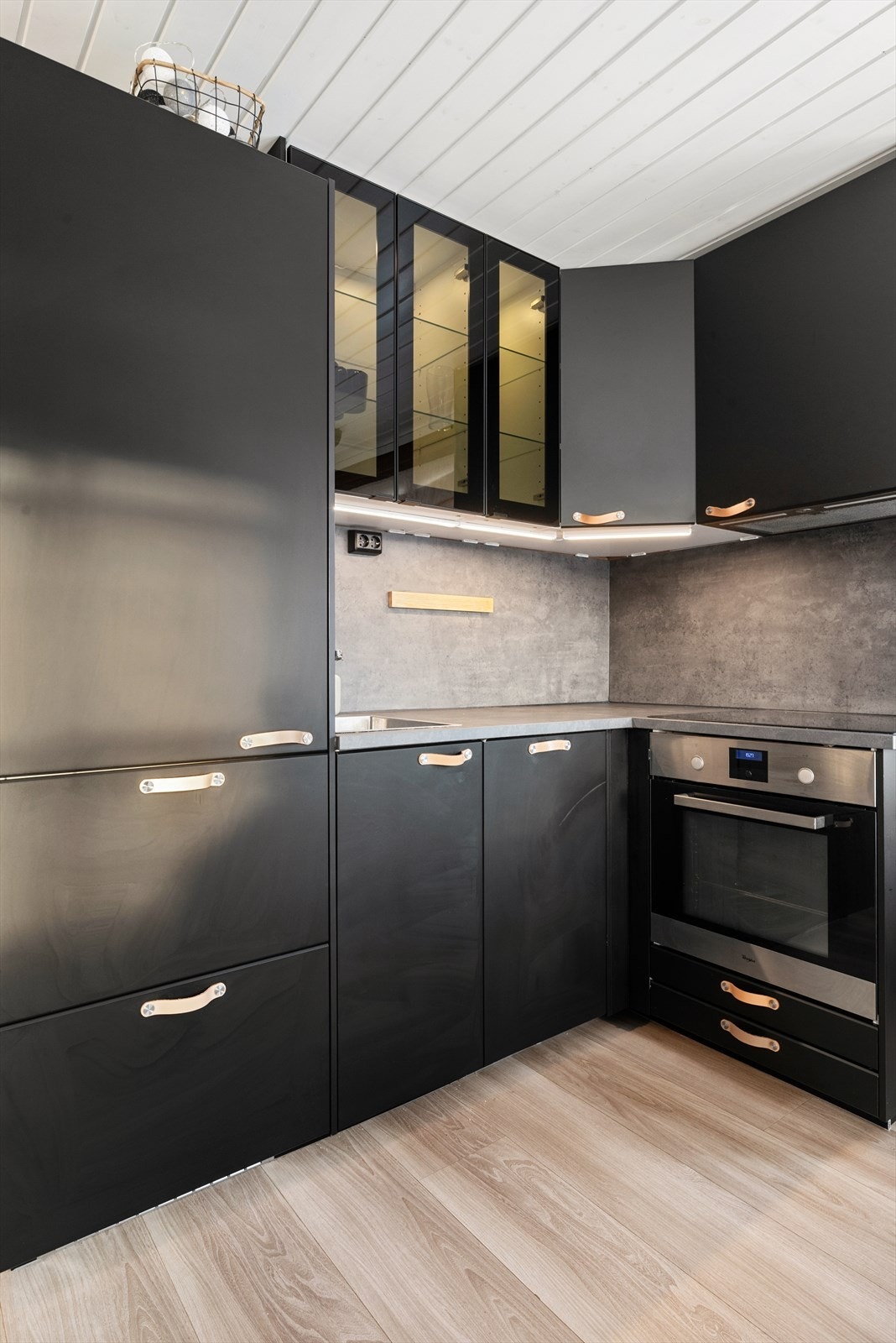 Kjøkkenet er utstyrt med integrerte hvitevarer som oppvaskmaskin, kjøleskap, stekeovn og koketopp. Galleribilde