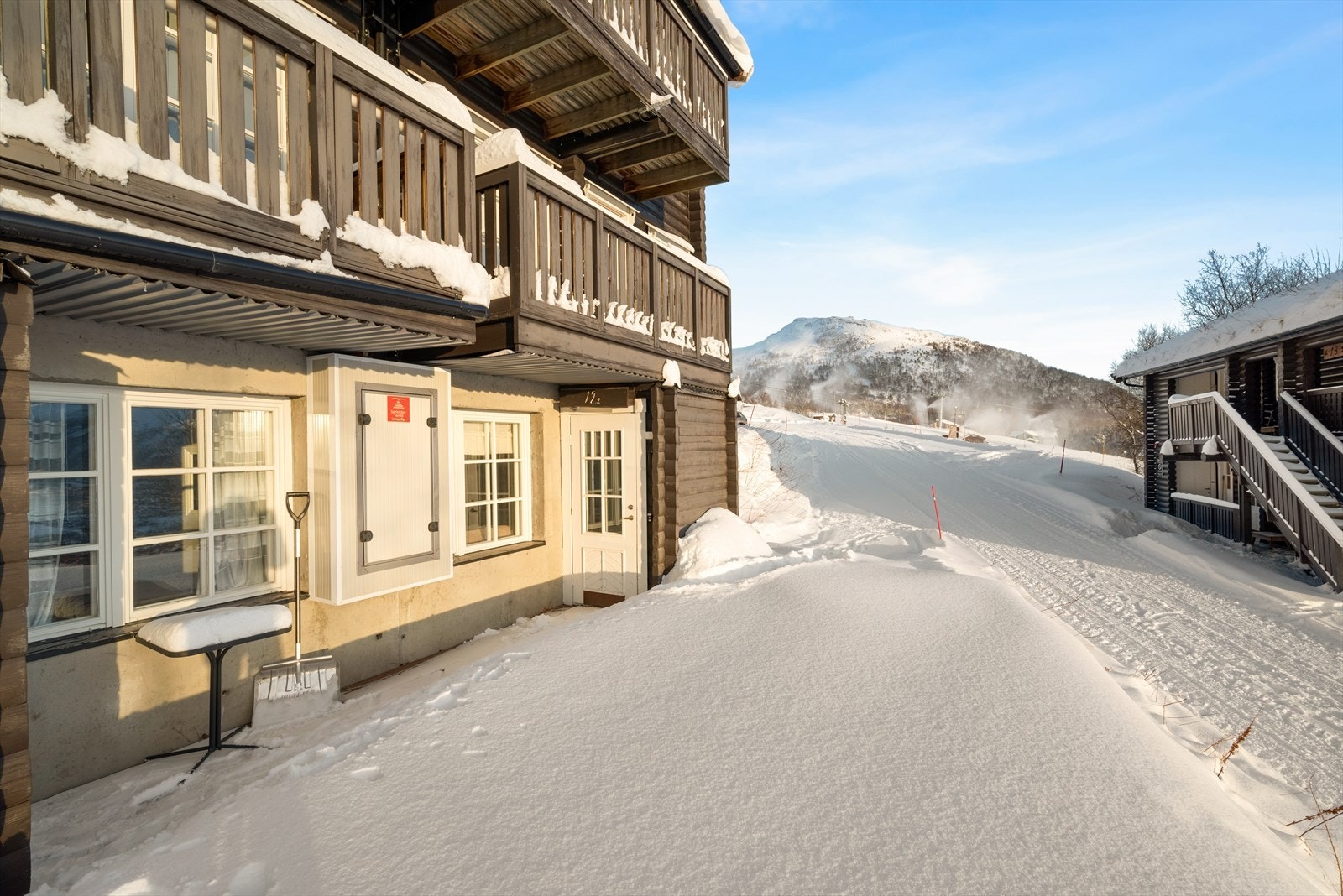 Fritidsleiligheten ligger i sokkeletasjen, og har et pent, overbygd inngangsparti. Galleribilde