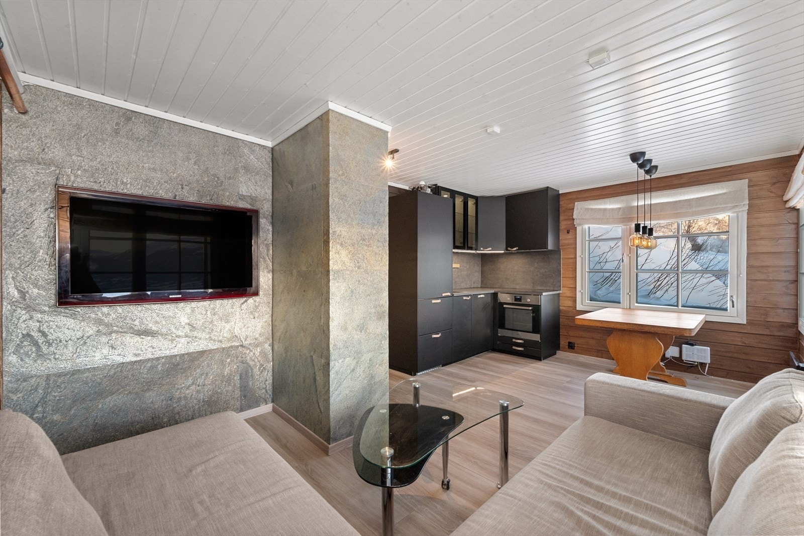 I en egen sone i allrommet kan det innredes med sofagruppe og tv-/mediastasjon. Galleribilde