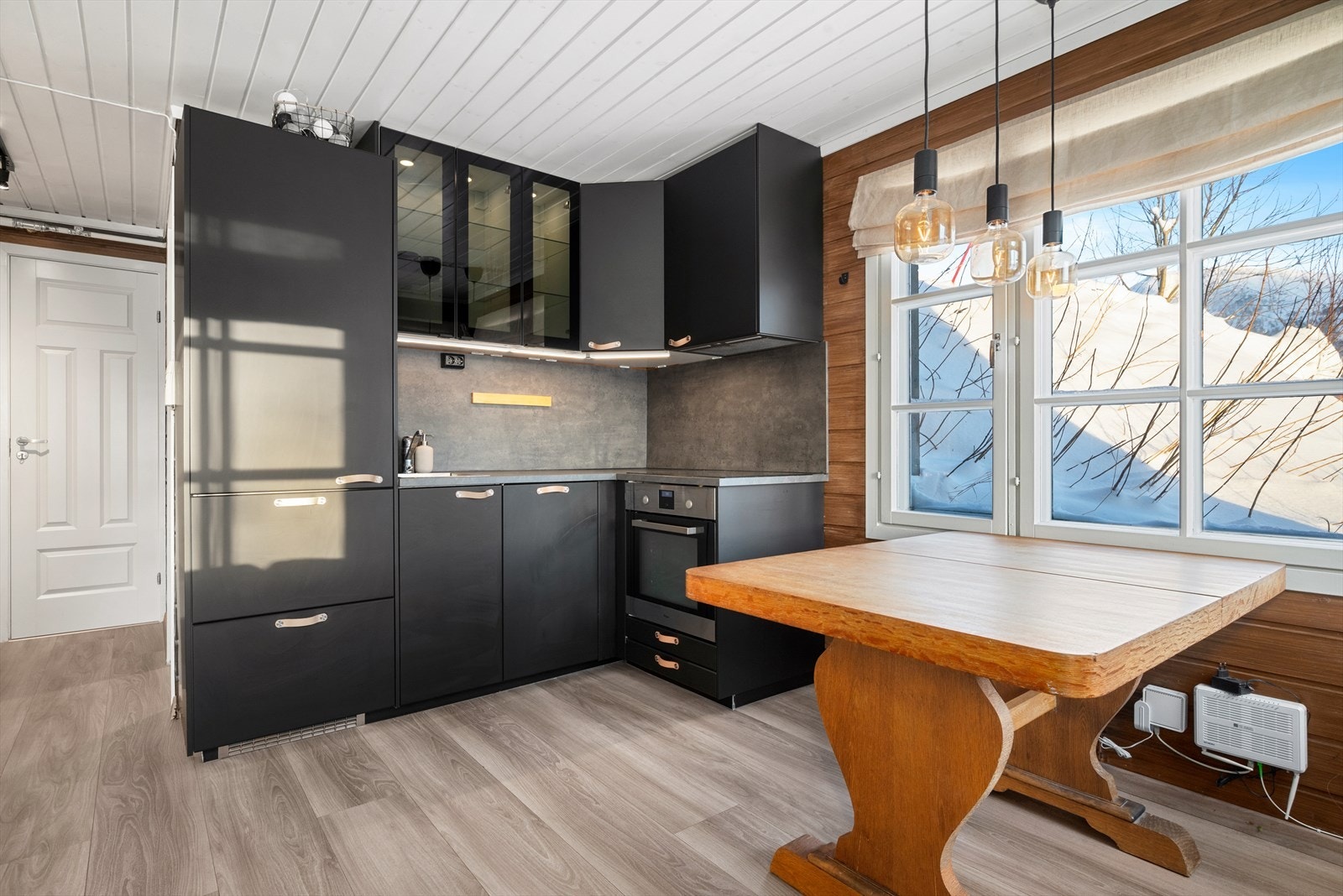 Kjøkkenet har et arealeffektivt og stilfullt design med god skap- og benkeplass. Galleribilde