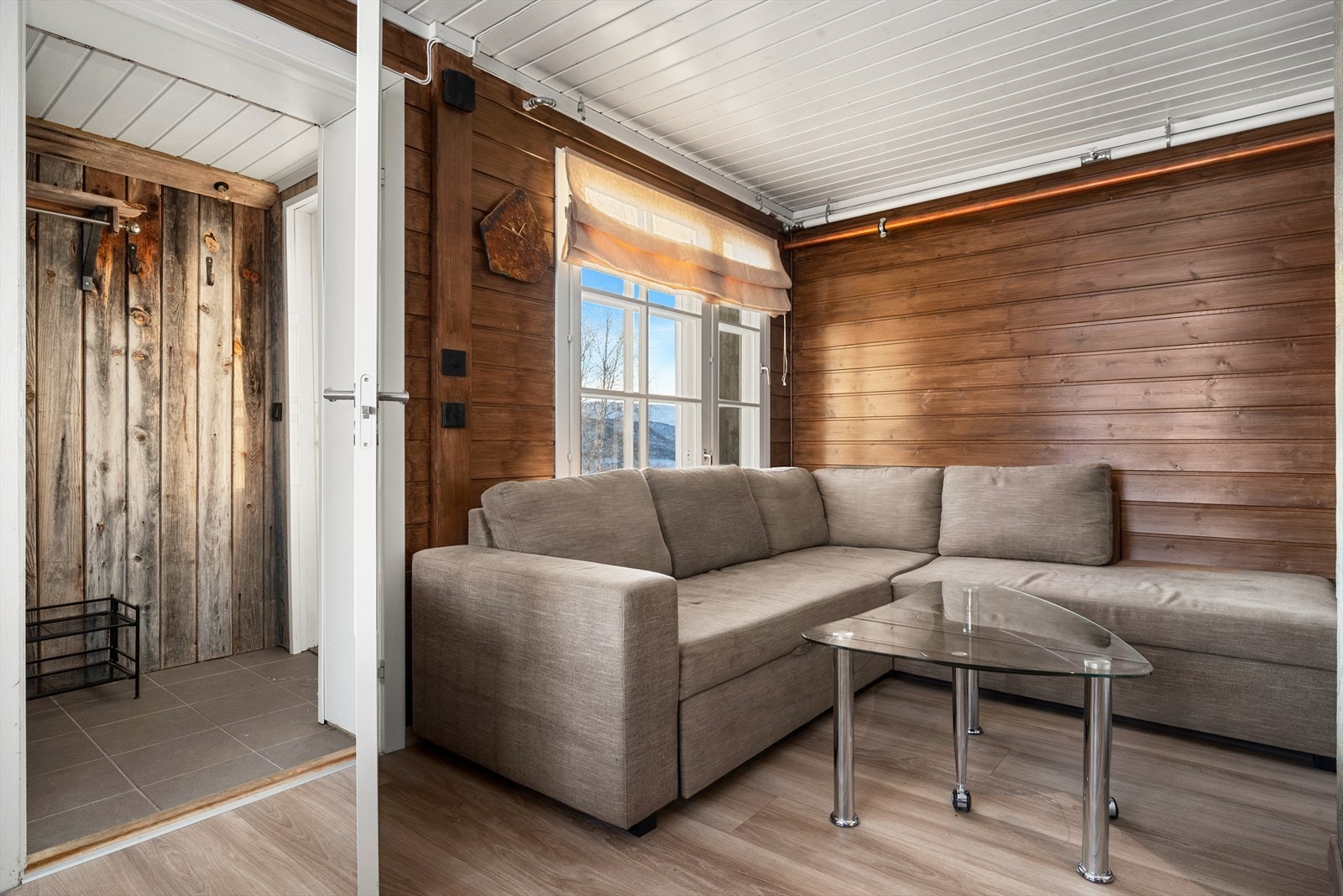 Stuen ligger i åpen løsning med kjøkkenet, og sammen danner de et lunt og koselig allrom på ca. 16,5 kvm. Galleribilde