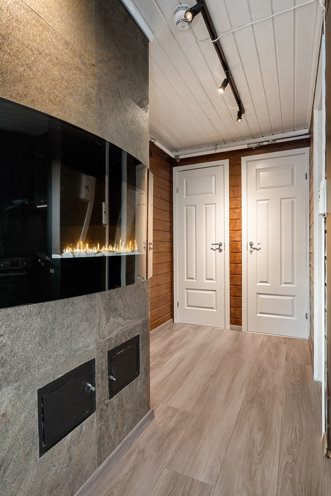 Det er lagt enstavs laminat på gulvet i oppholdsrommene. Galleribilde