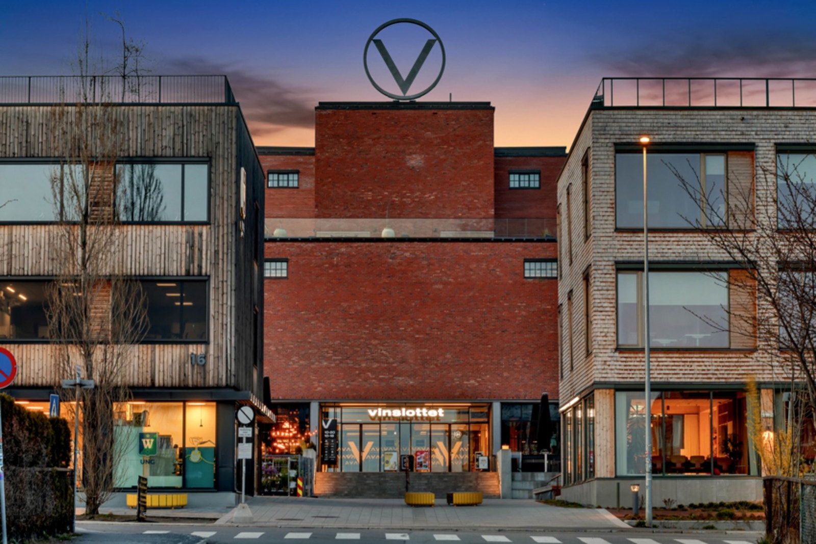 Vinslottet er en kort spasertur unna med butikker og spisesteder. Kort vei til Carl Berner med Oslos nye storstue Carls. Galleribilde