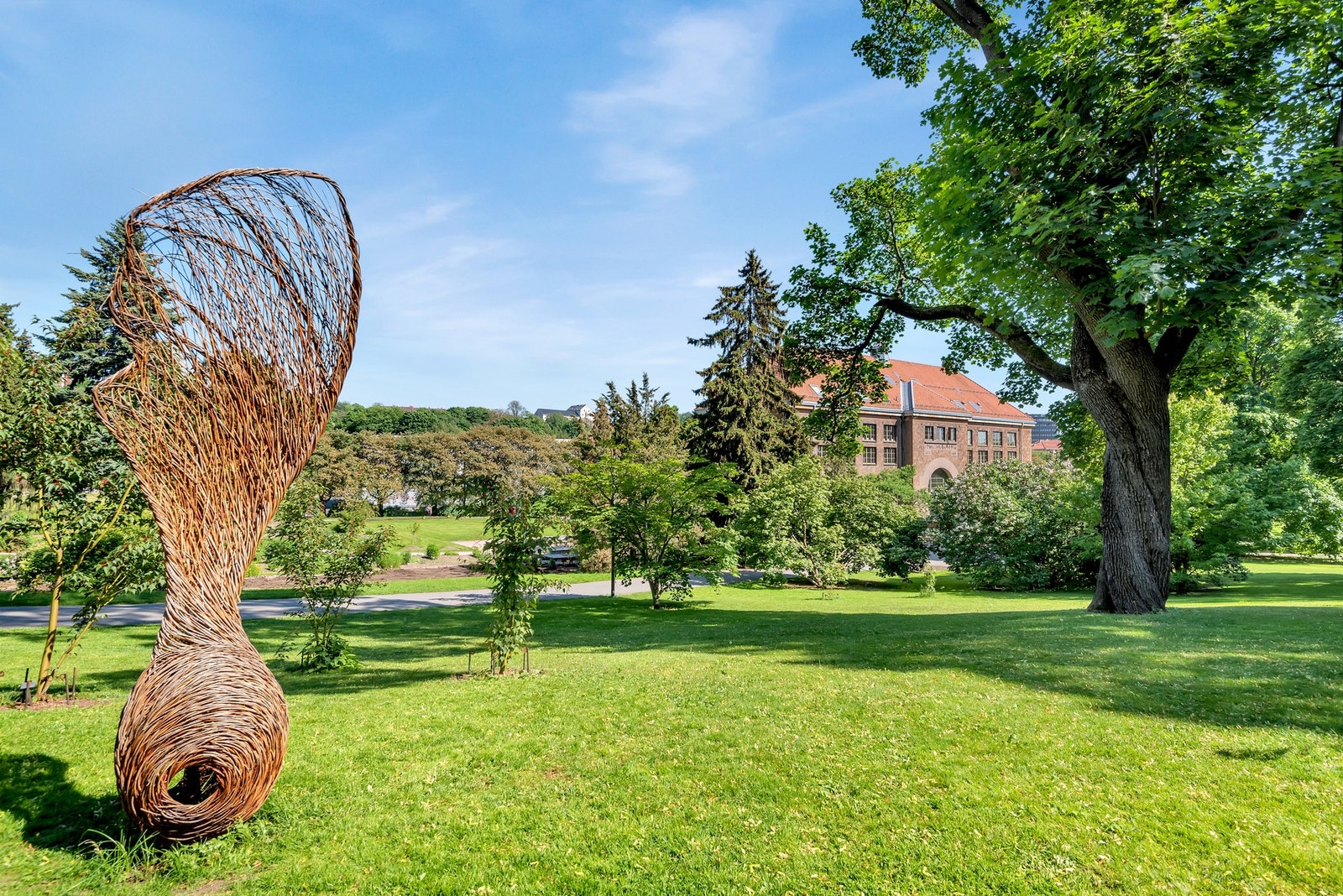Grønne og frodige botaniske hage i kort avstand er en avslappende plass i hverdagen Galleribilde