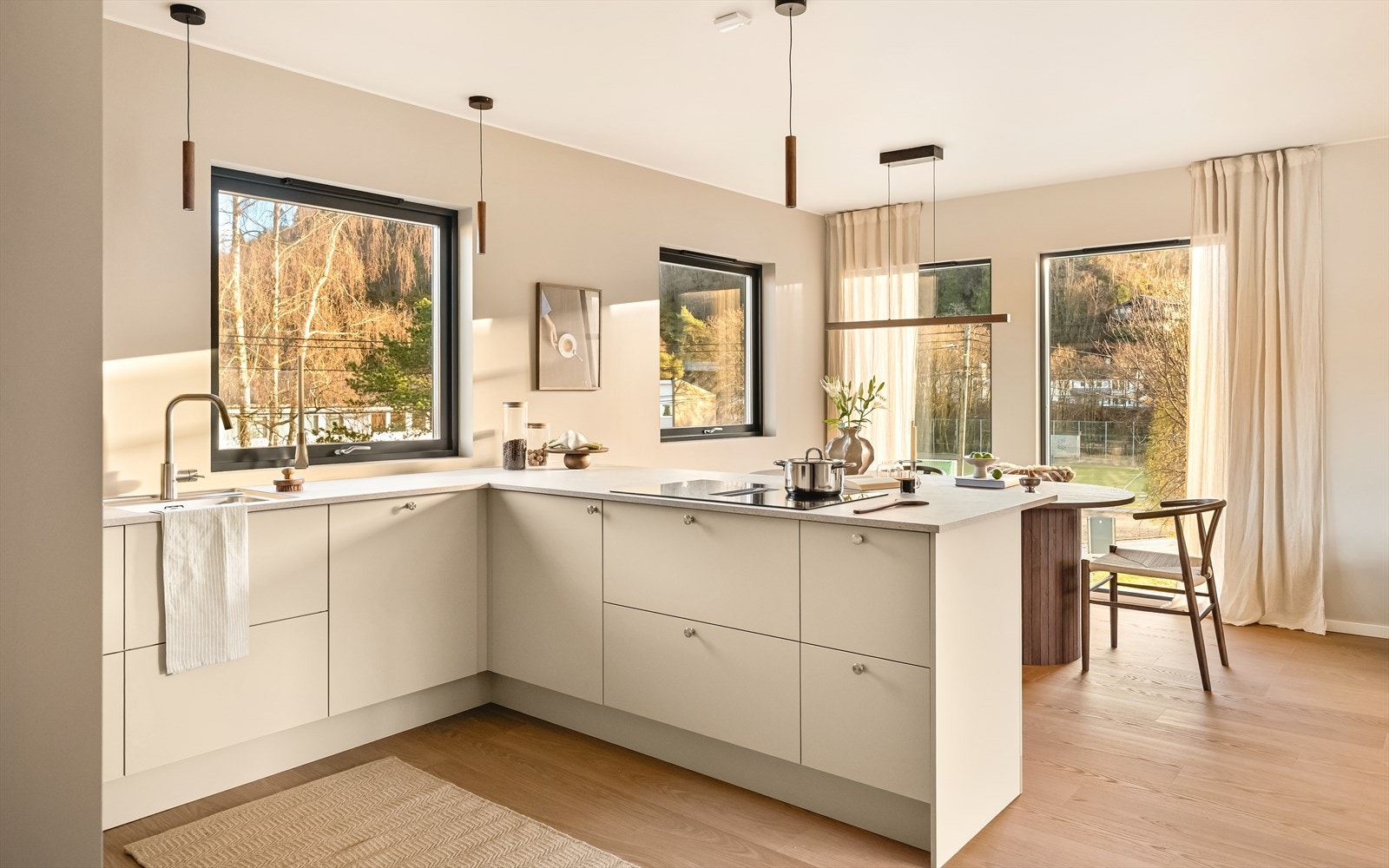 Store vindusflater fyller boligen med lys og god stemning. Galleribilde