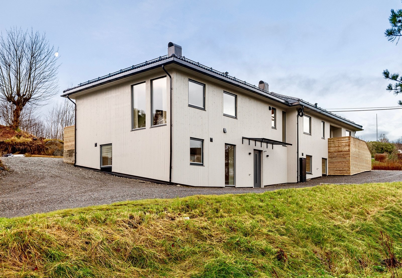 Friskt og nytt - i 2025 ble taket byttet med nytt undertak, lekter og takstein. Galleribilde