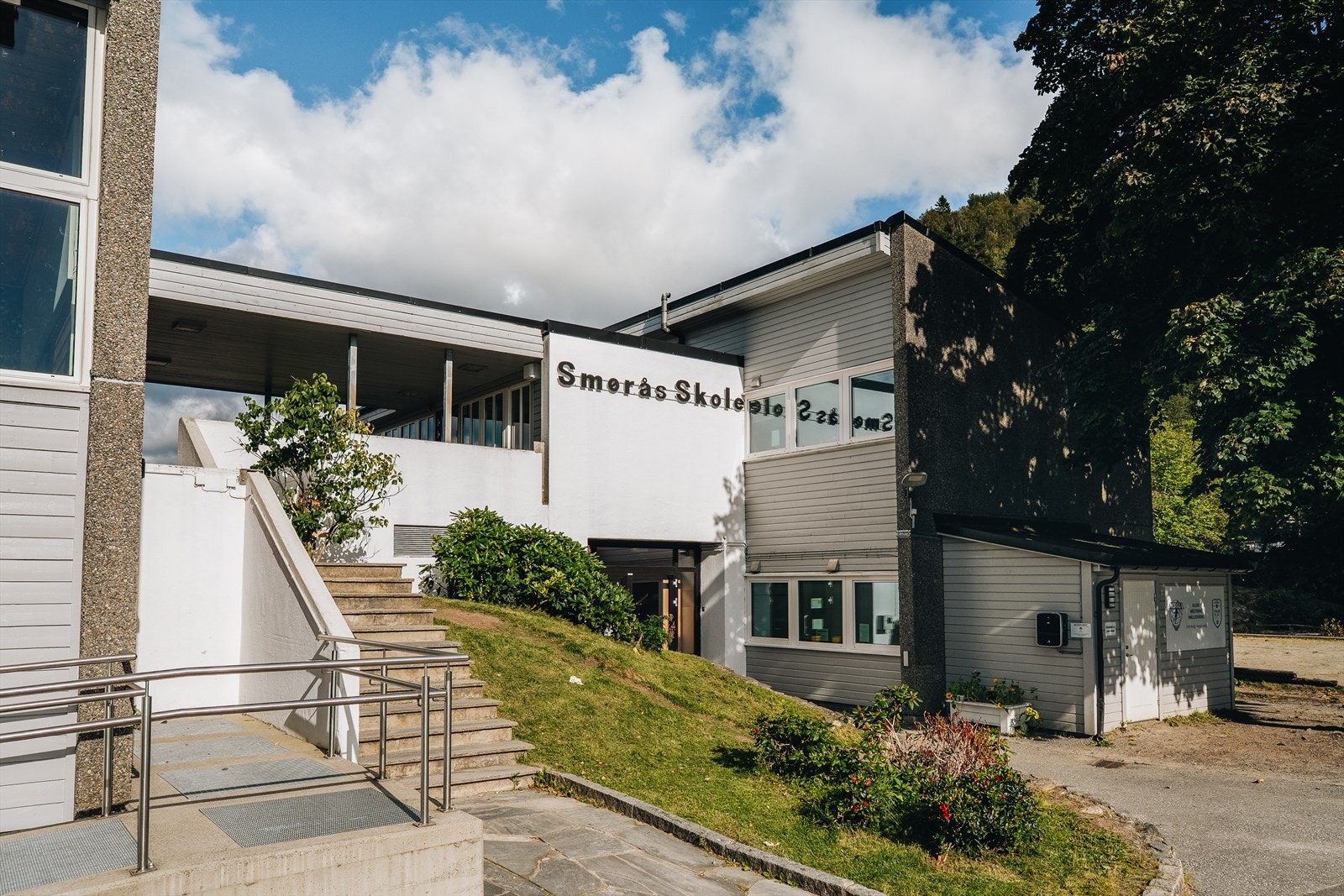 Smørås skole i umiddelbar nærhet. Galleribilde