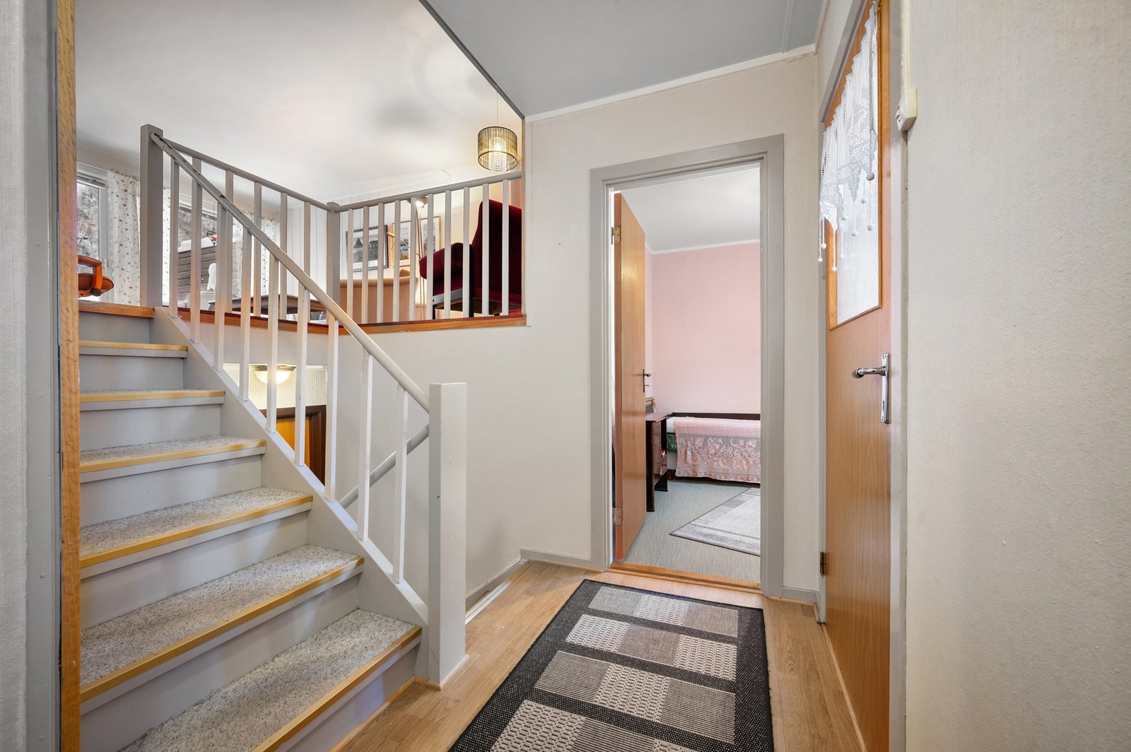 Et lite halvplan ned finner vi et av soverommene og inngangsparti Galleribilde