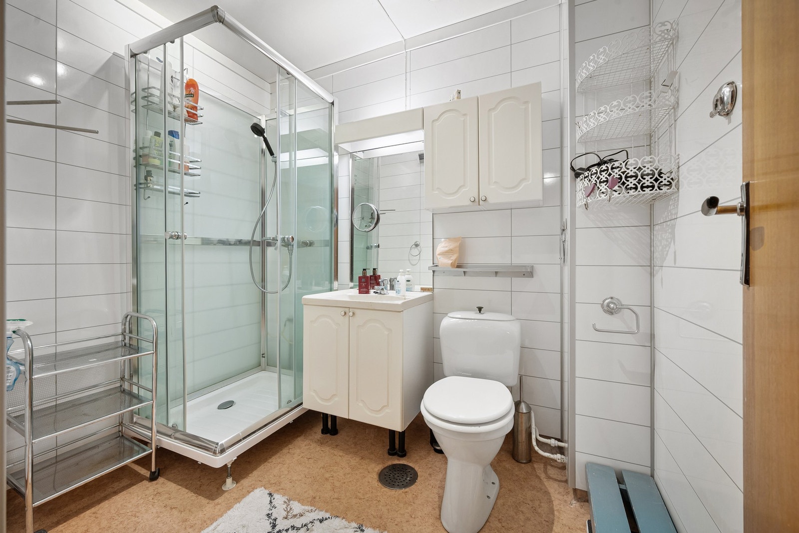 Badet inneholder baderomsinnredning, toalett og dusjkabinett Galleribilde