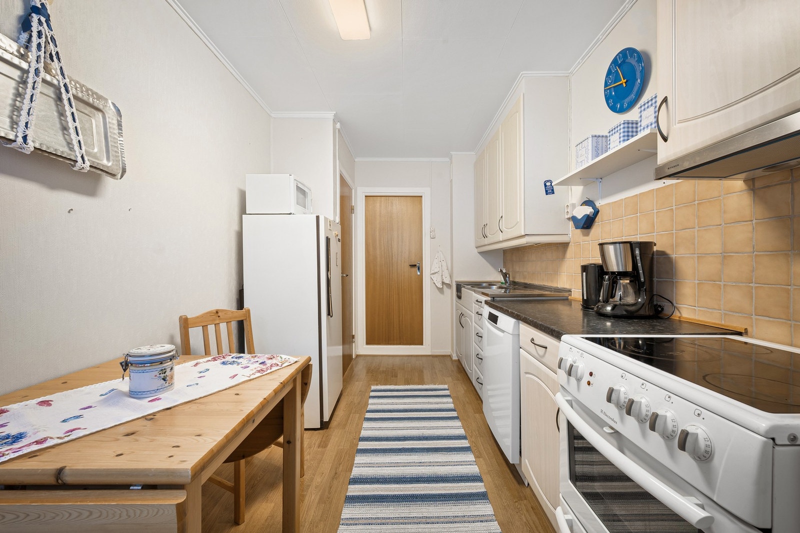 Kjøkkenet har innredning med lyse, profilerte fronter som er oppgradert i senere tid Galleribilde